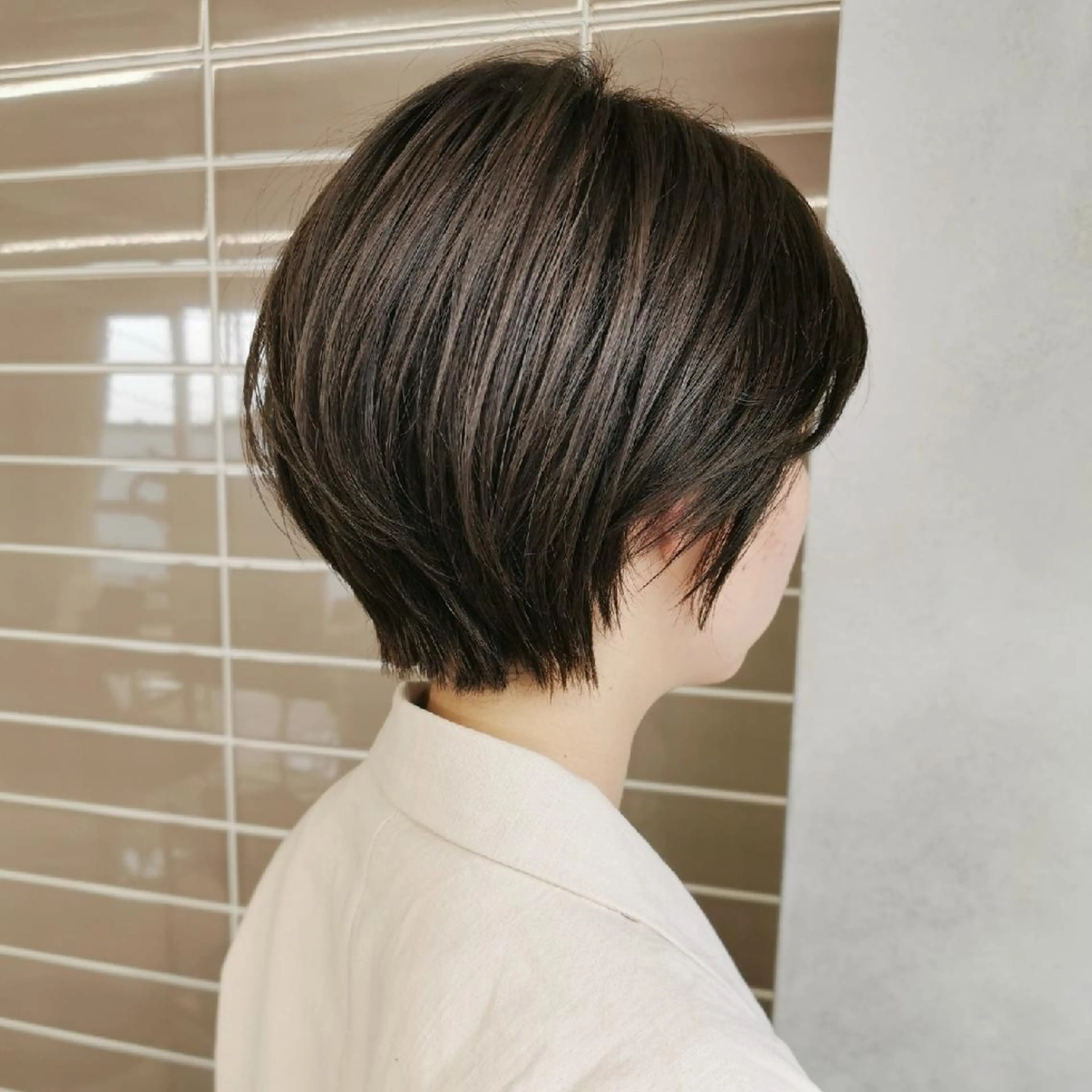 ショート カラー 丸みショート グレージュ ショートヘア レイヤー/髪質改善カ ラ-🤍津田奈々美‎のヘアスタイル