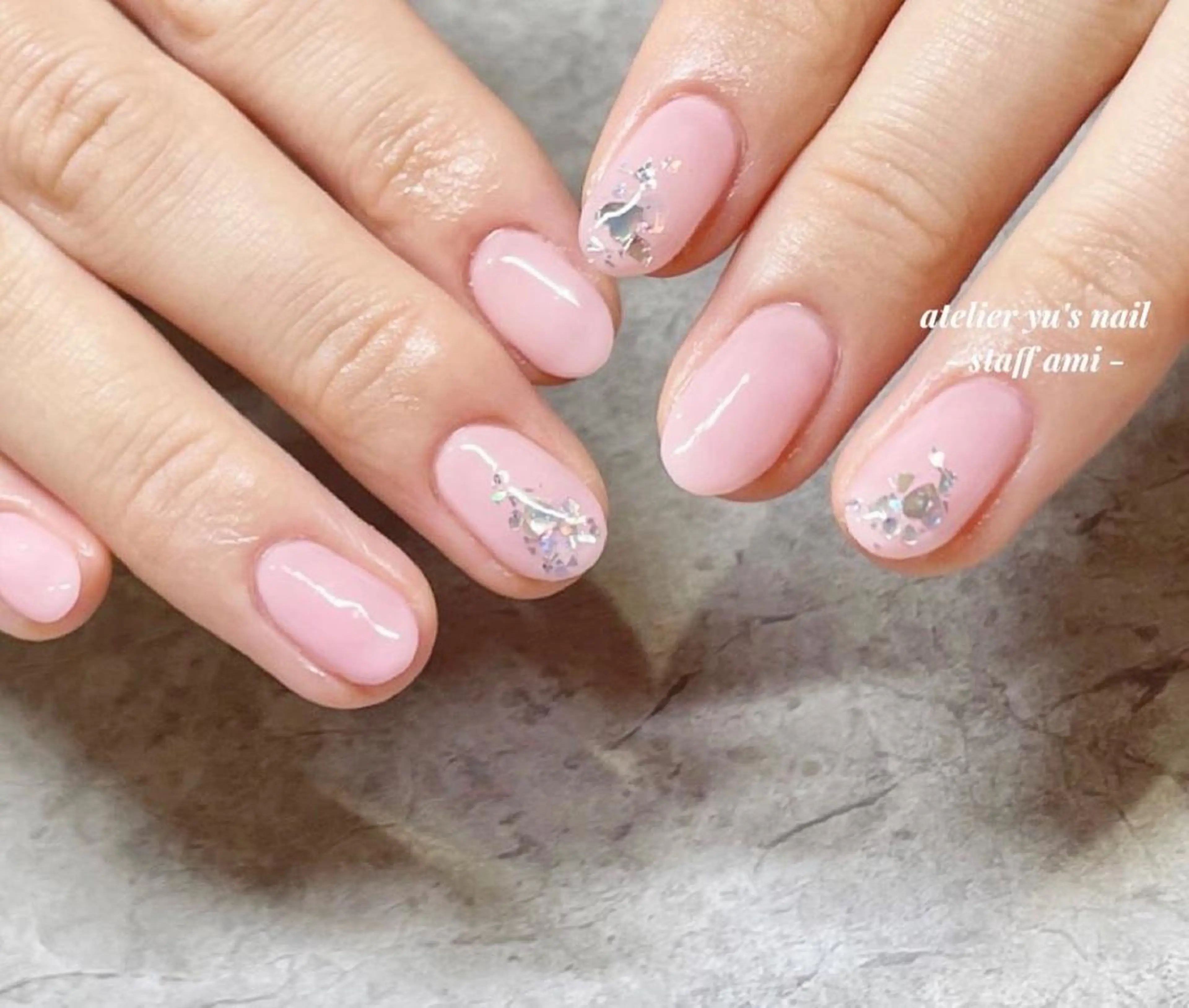 ネイル ホログラムネイル ピンク ハンドネイル ハンドケア atelier yu's nail所属・atelier yu's nailのネイルデザイン