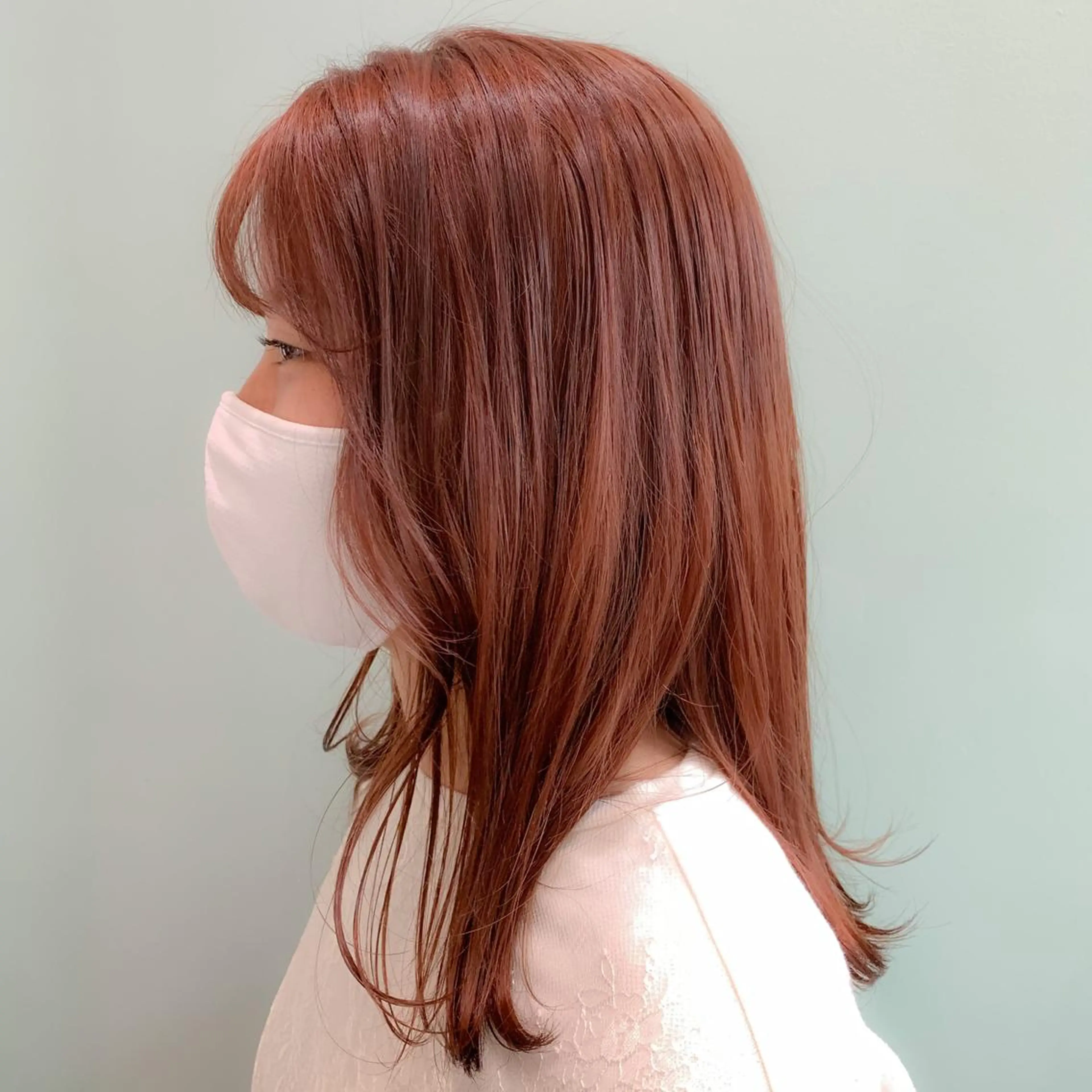 セミロング カラー ブリーチ オレンジ ミディアムパーマ /癖毛パーマのヘアスタイル