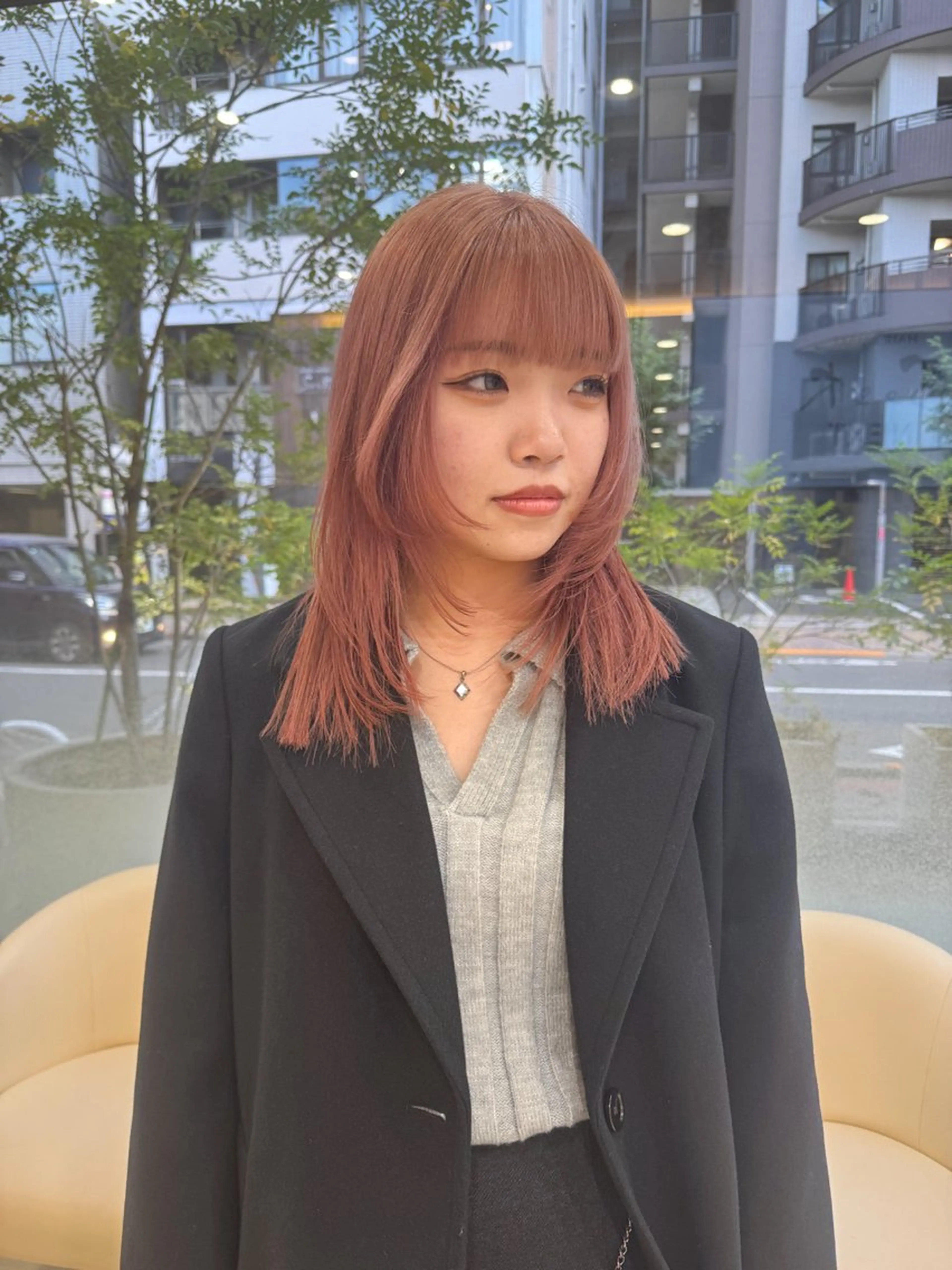 ミディアム カラー ベージュカラー ハイトーンカラー ピンクカラー ピンクベージュ カット ヘアカラー Seeknext // Rukaのヘアスタイル