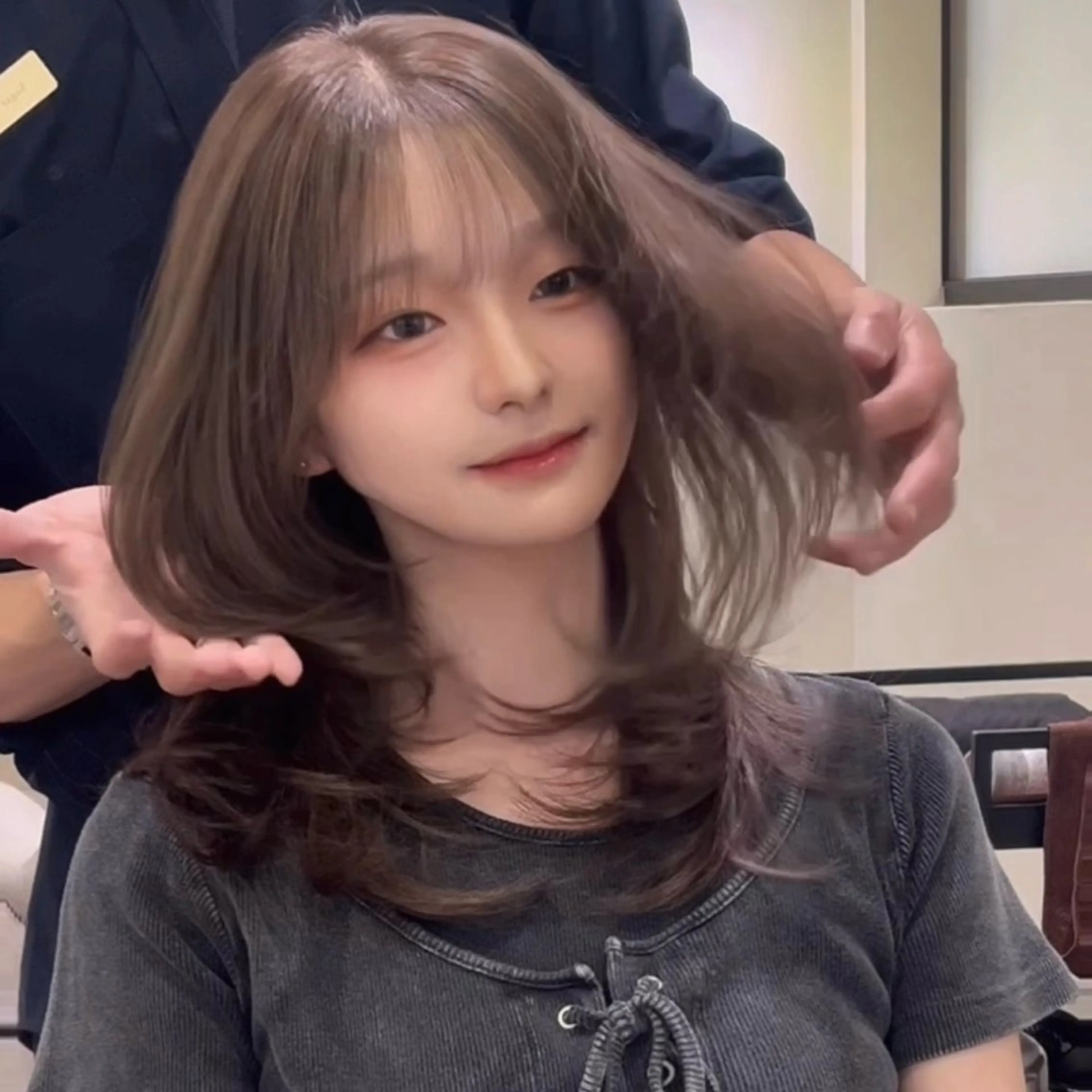 セミロング Sugar【シュガー】所属・ブリーチなしWカラー /レイヤーカット大阪のヘアスタイル