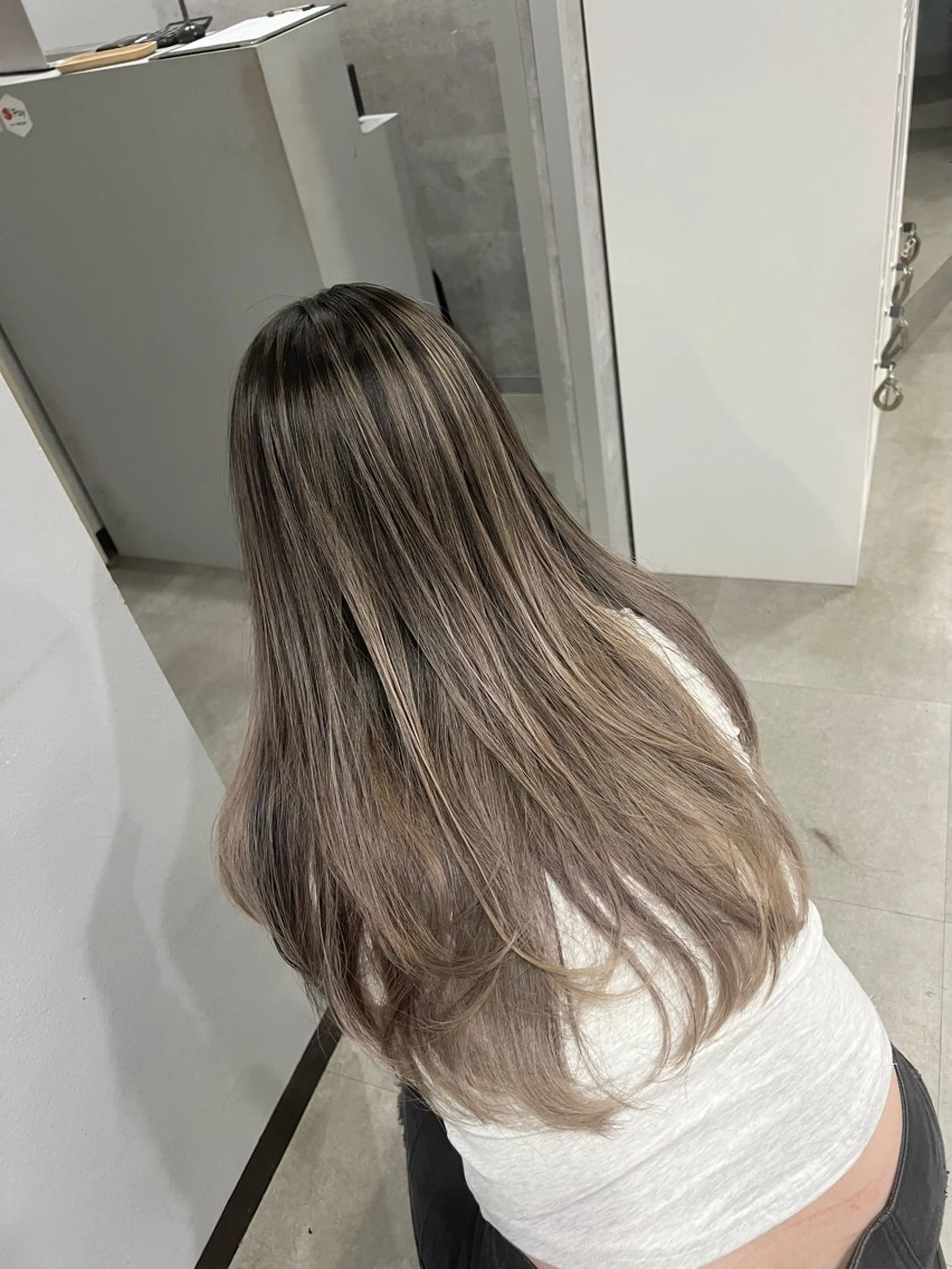 ロング カラー バレイヤージュ グラデーションカラー グレージュ レイヤーカット ヘアカラー 寺嶋 貴大のヘアスタイル