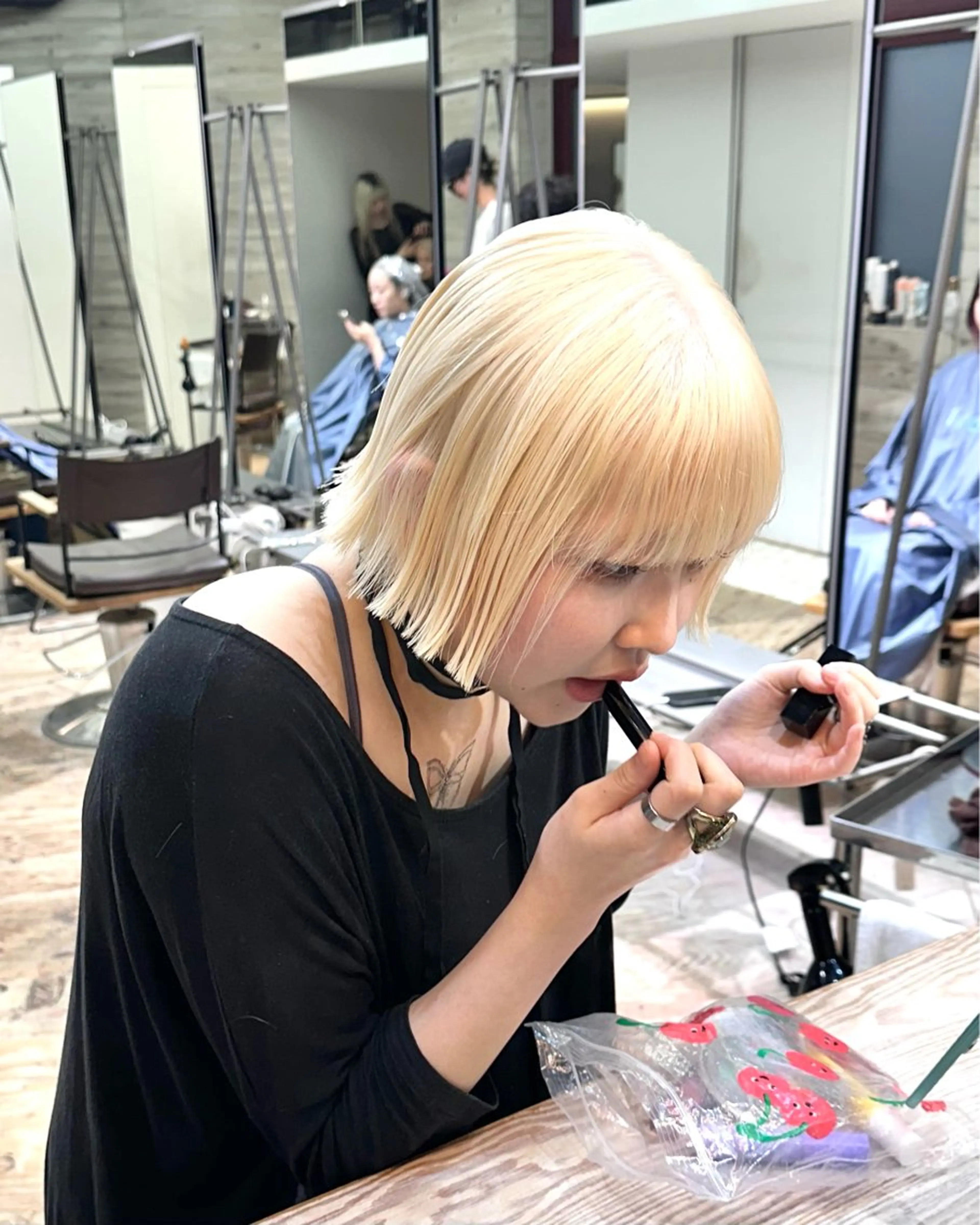 ショート 抜きっぱなしブロンド ササキカズマのヘアスタイル