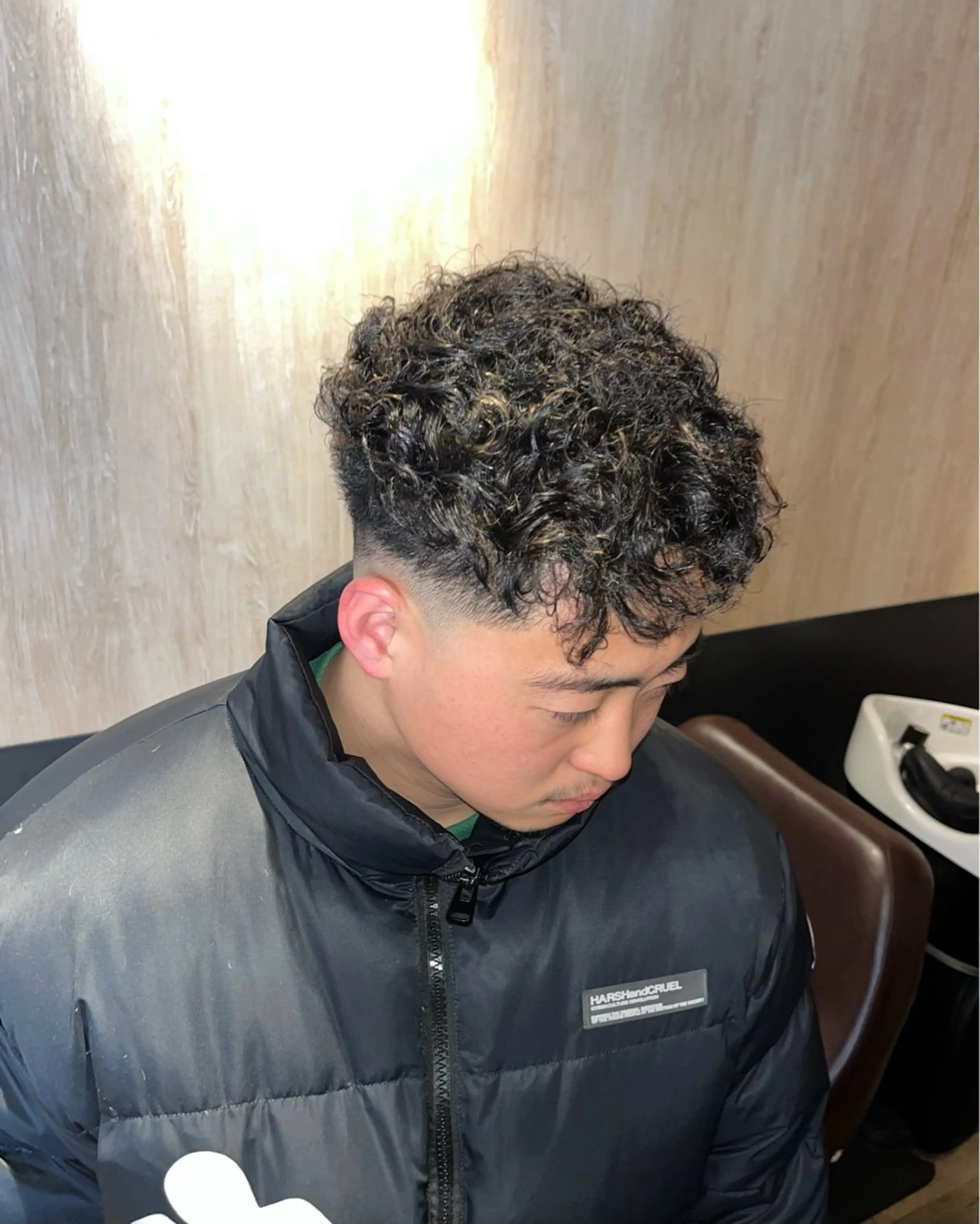 ショート パーマ メンズ フェードカット メンズパーマ スキンフェード 産休中です 艶カラー♡オカのヘアスタイル