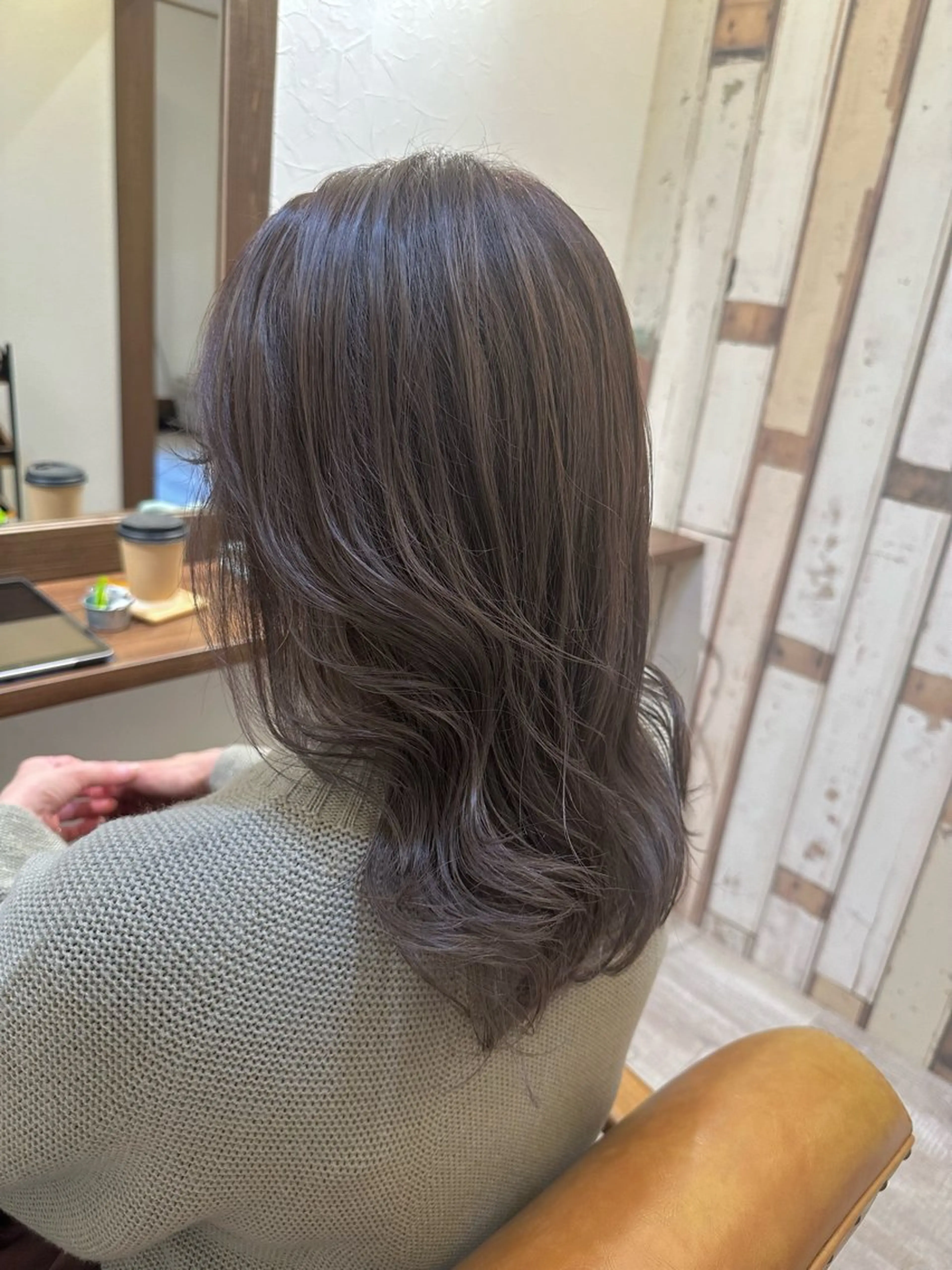 ミディアム アッシュ ハイライト ヘアカラー 佐藤  真依のその他イメージ