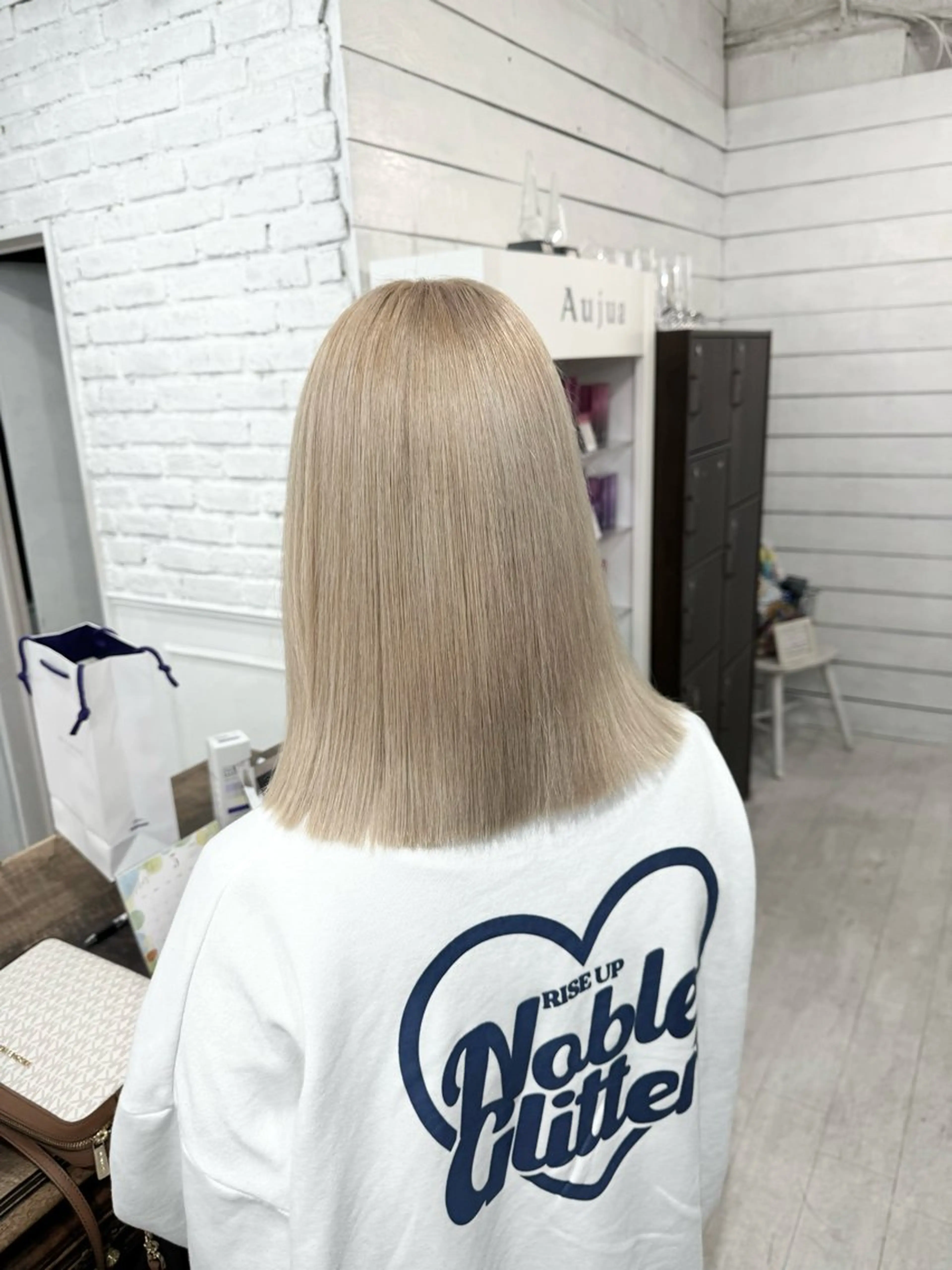 セミロング カラー バレイヤージュ ミストバング ベージュカラー ブリーチ 抜きっぱなしブロンド ヘアカラー トリートメント SALOWIN札幌大通り所属・札幌ハイトーン/ ブリーチカラー/ドイのヘアスタイル