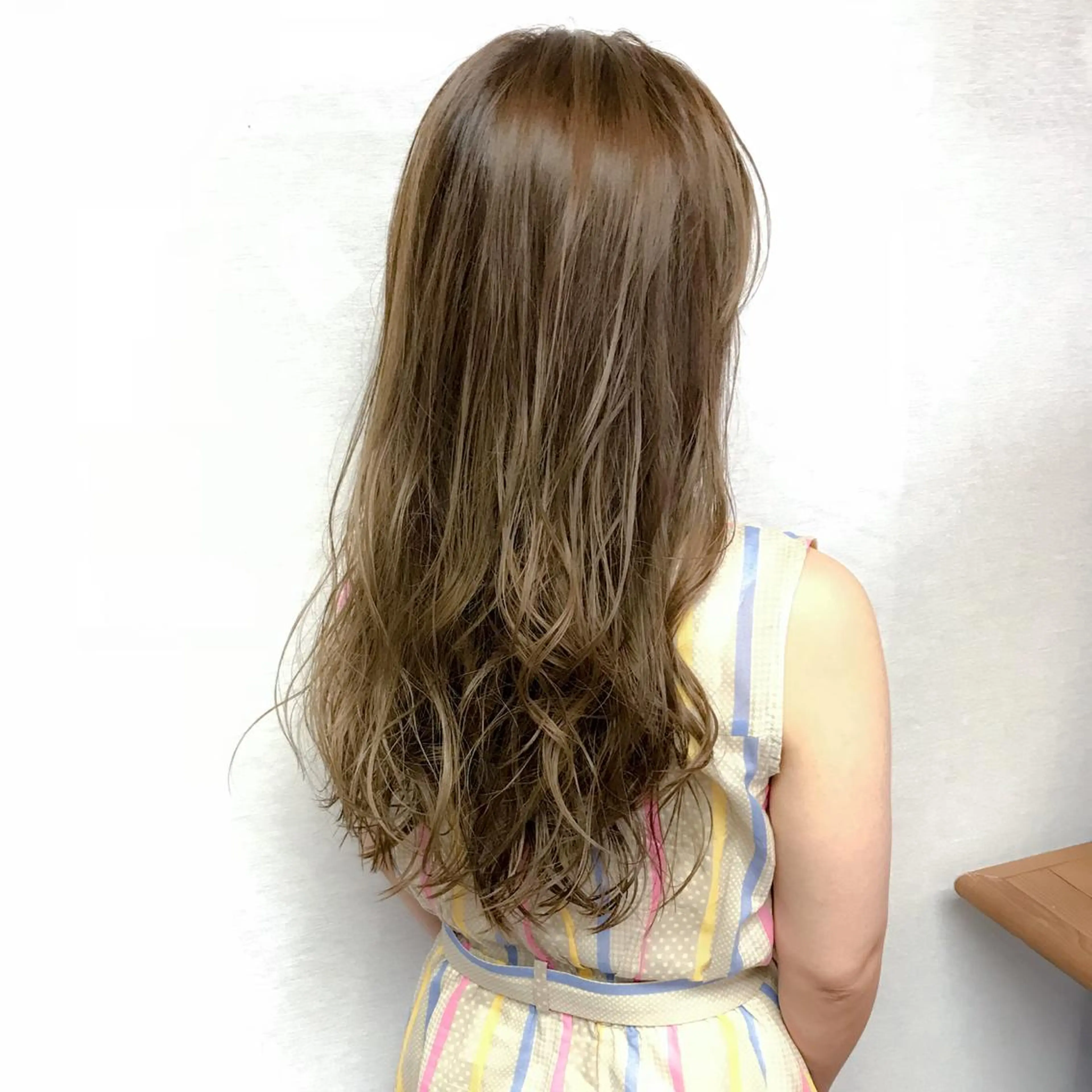 ロング カラー アッシュ イルミナカラー ミルクティーアッシュ ヘアカラー トリートメント clan五反田所属・髪質改善、縮毛矯正 店長浅野太郎のヘアスタイル