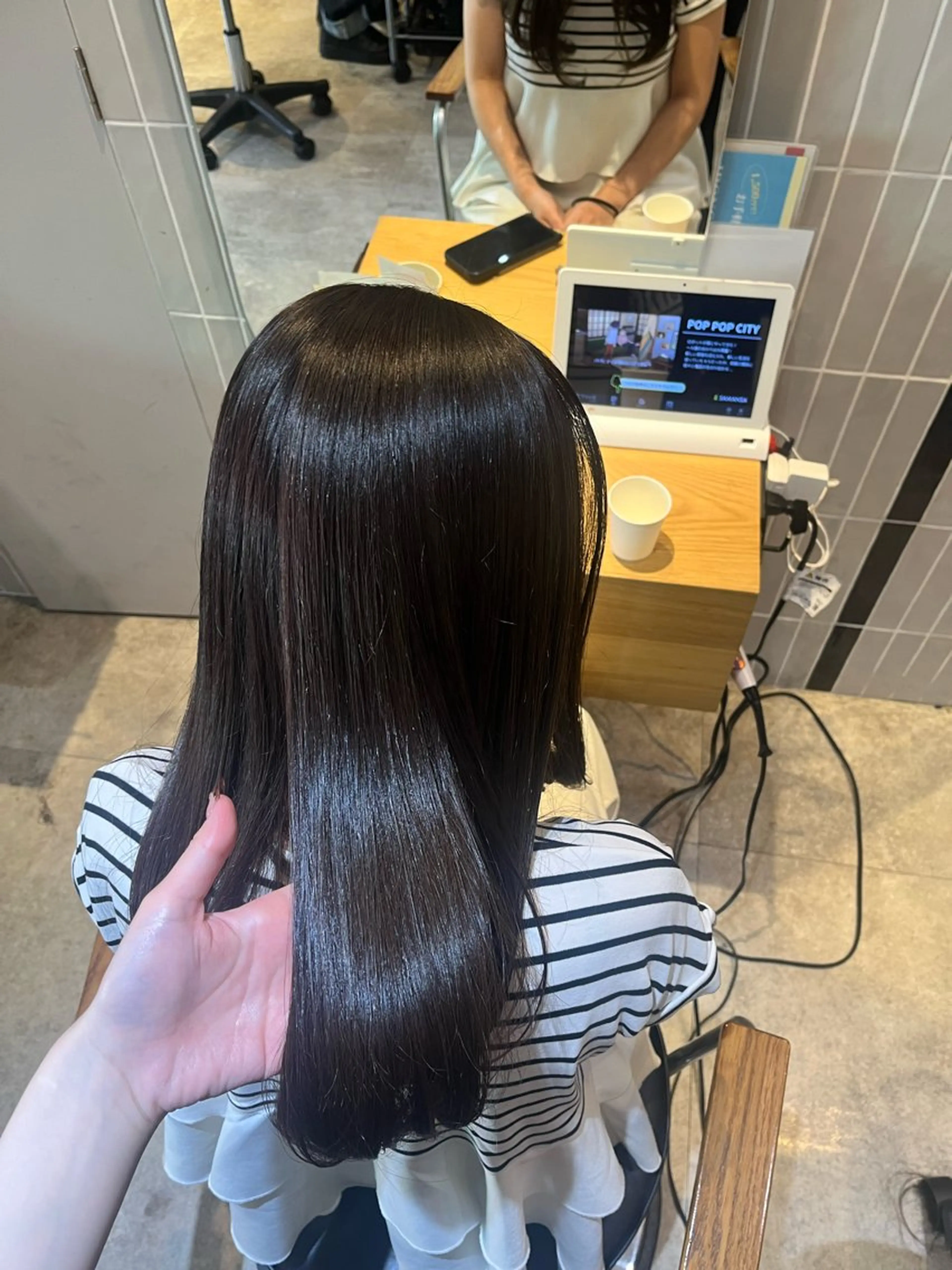 セミロング ラフィスヘアードープ所属・レイヤーと透明感の アユカ 髪質改善のヘアスタイル