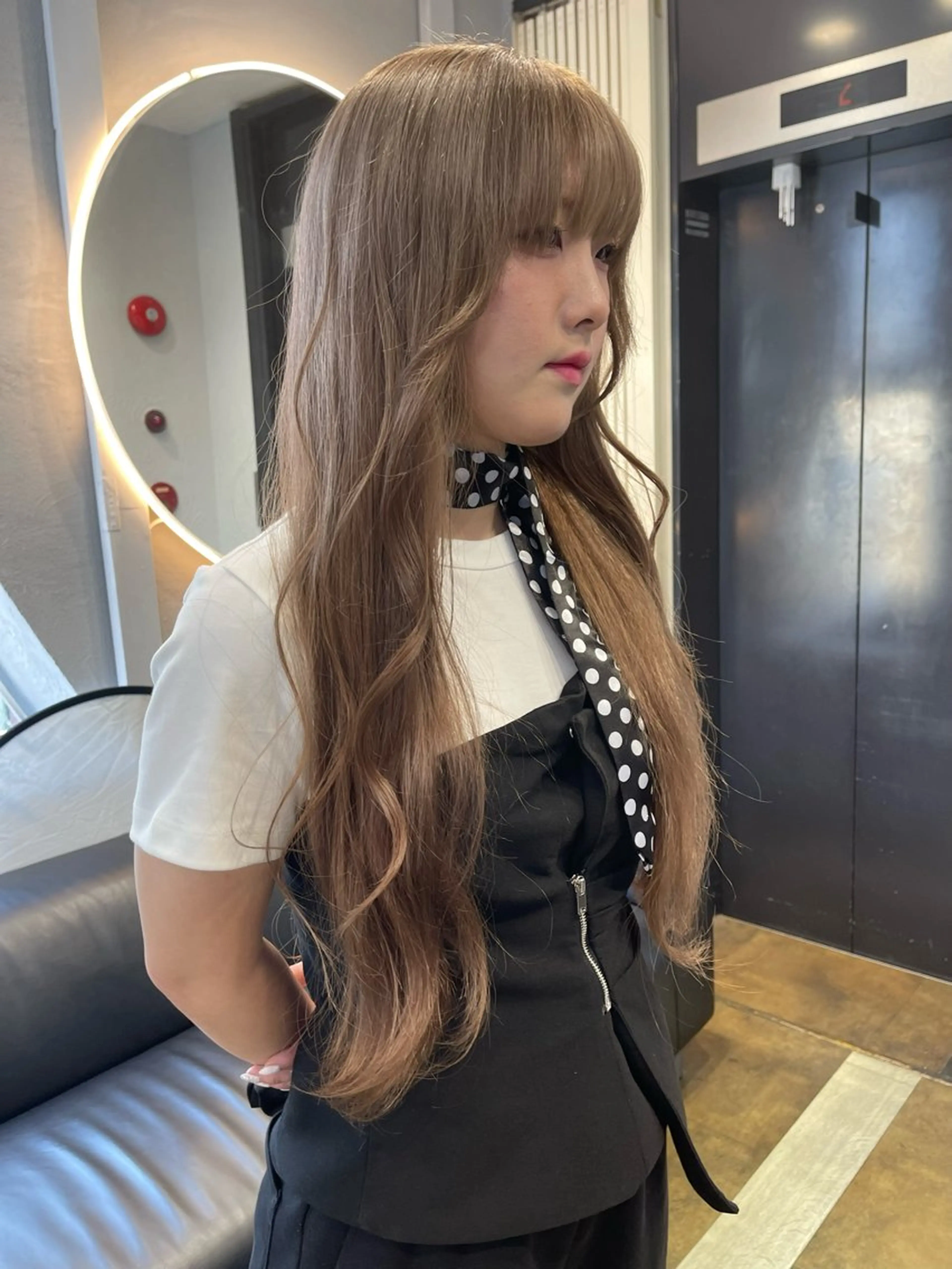 ロング カラー ベージュカラー ブリーチ ケアブリーチ デザインカラー ダブルカラー カット ヘアカラー トリートメント 宮崎　達也 ミルクティーベージュのヘアスタイル