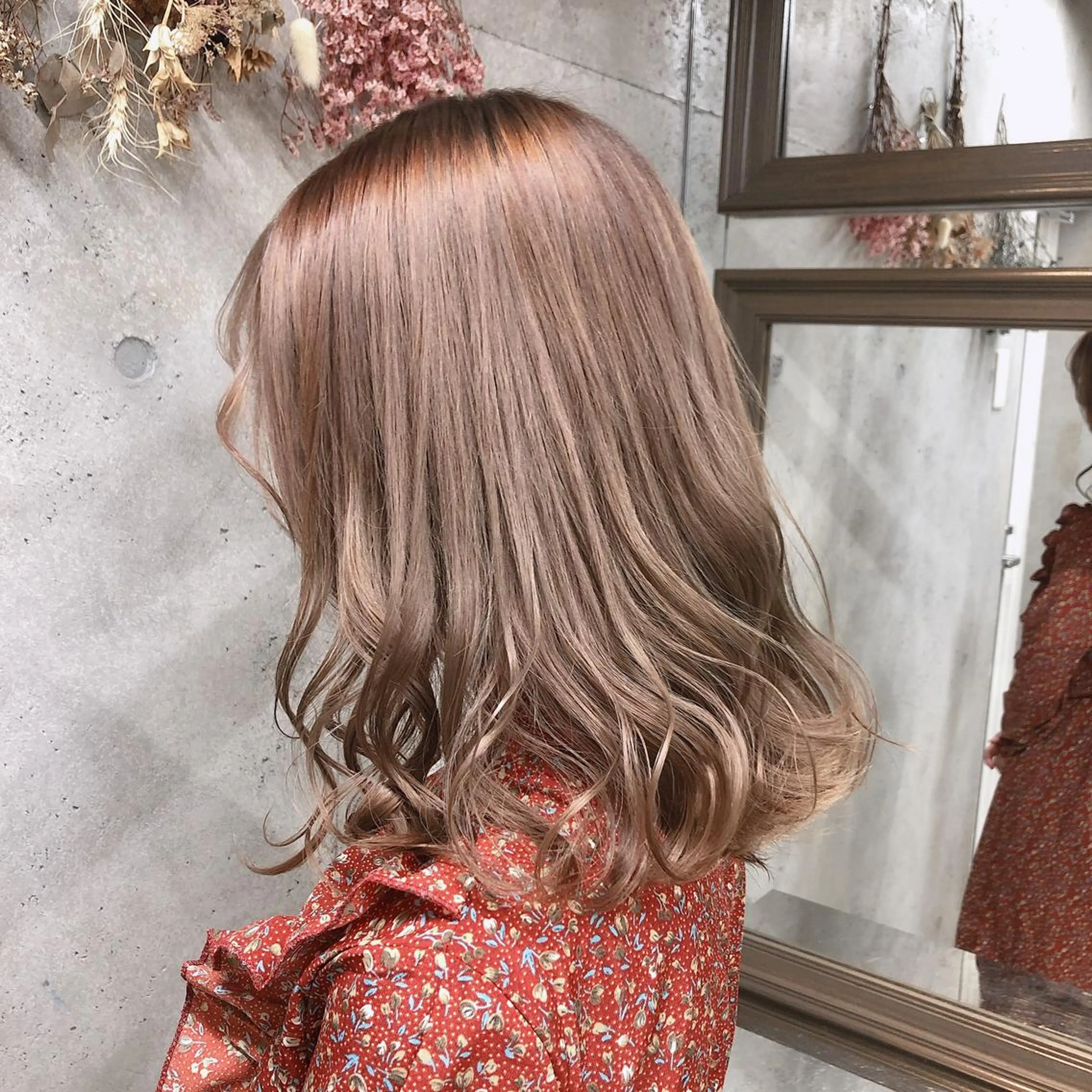 ロング カラー ベージュカラー wakana 【ブリーチカラー】のヘアスタイル