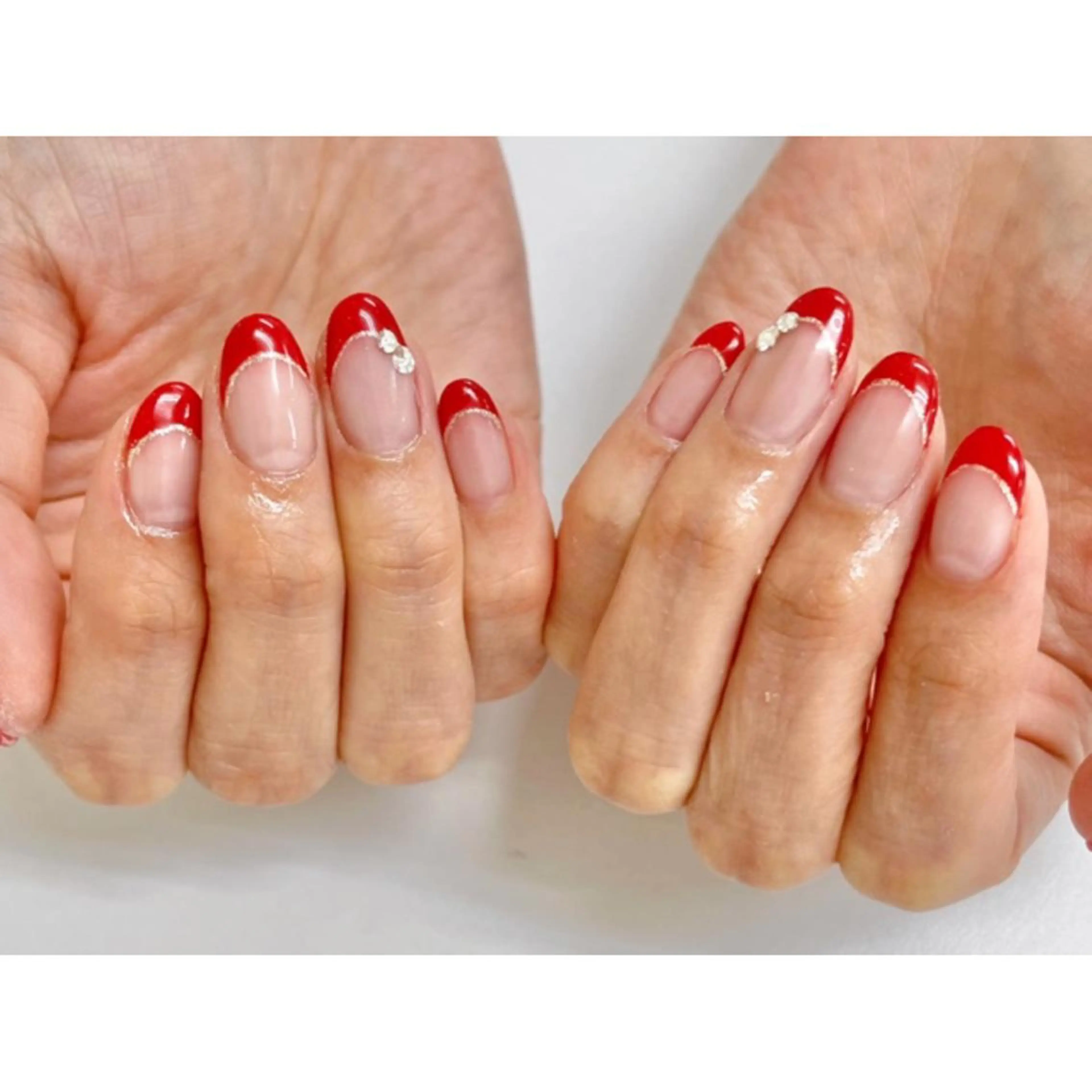 ネイル フレンチネイル ラメ(グリッター) 赤色 ハンドネイル ネイルサロンcourage所属・ネイルサロン courageのネイルデザイン