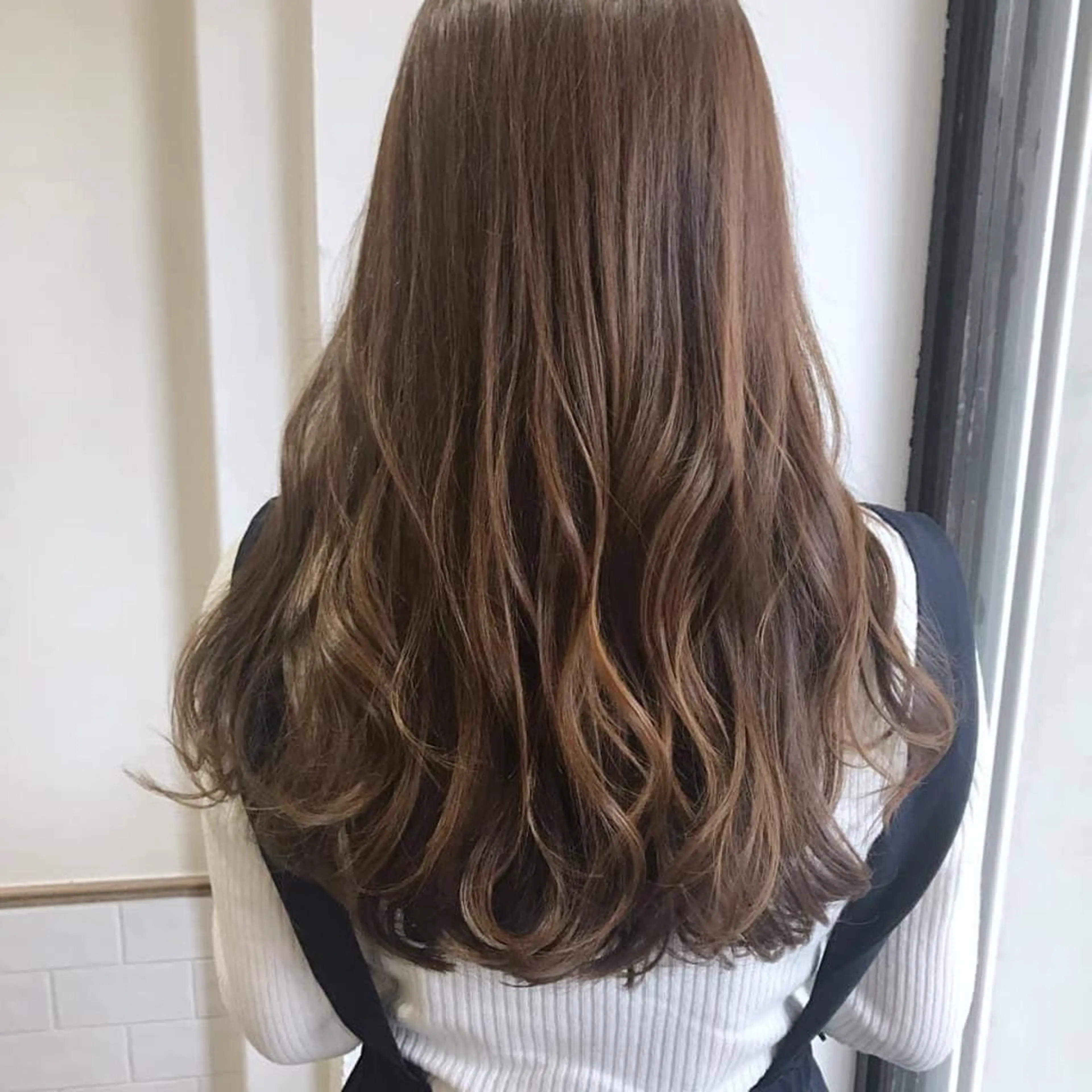 セミロング ブリーチなしカラー/ 顔周りレイヤーカットのヘアスタイル