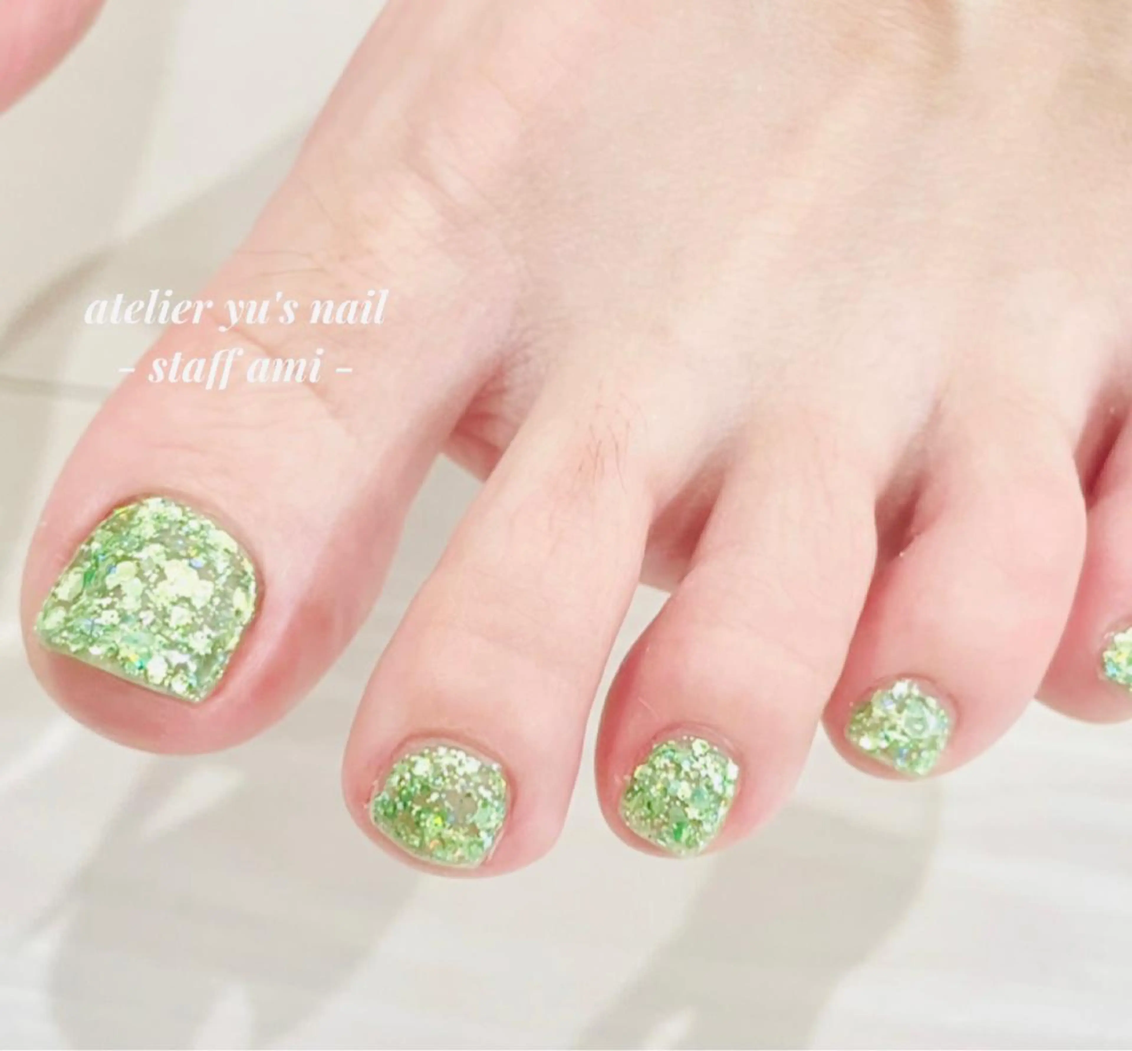 ネイル フットネイル グリーン ラメ(グリッター) ワンカラーネイル atelier yu's nail所属・atelier yu's nailのネイルデザイン