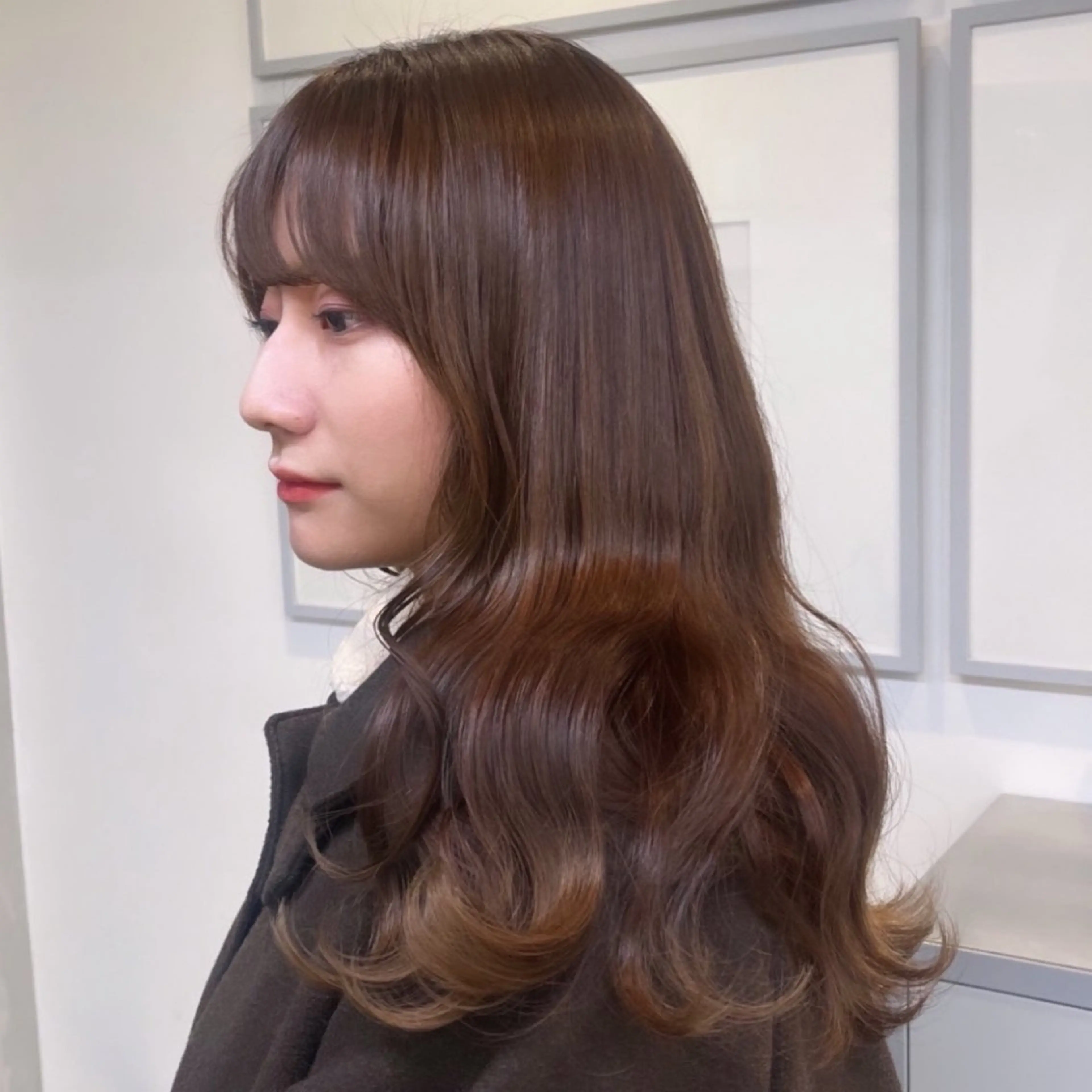 セミロング カラー ベージュカラー ブラウンカラー ブラウンベージュ 透明感カラー シアーブラウン カット ヘアカラー トリートメント ヘッドスパ ヘアセット カジュアルを女っぽく 𝗮𝘆𝗮𝗰𝗼のヘアスタイル