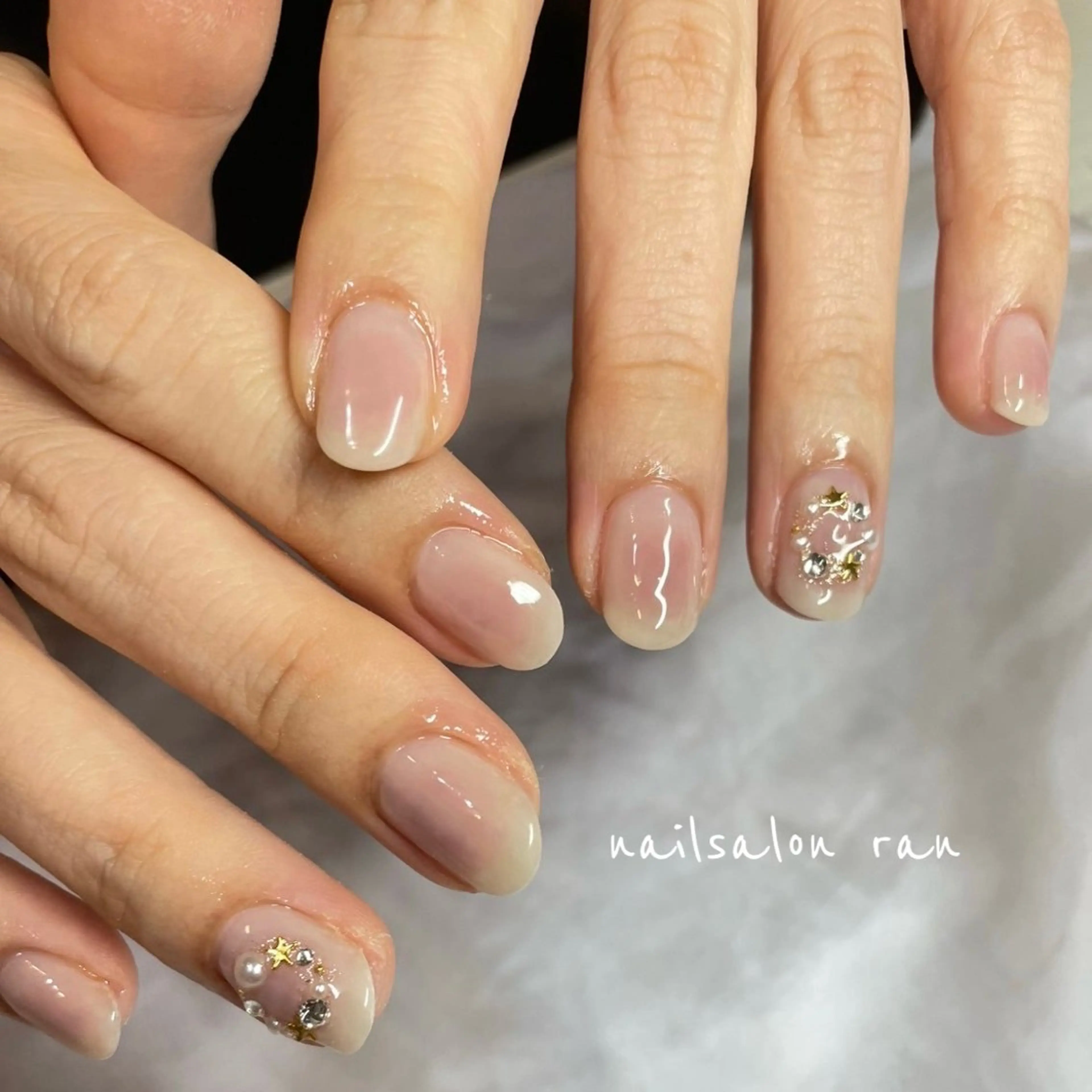 ネイル キラキラネイル シンプルネイル ストーンネイル 冬ネイル クリスマス ハンドネイル ハンドケア nailsalon ranのネイルデザイン