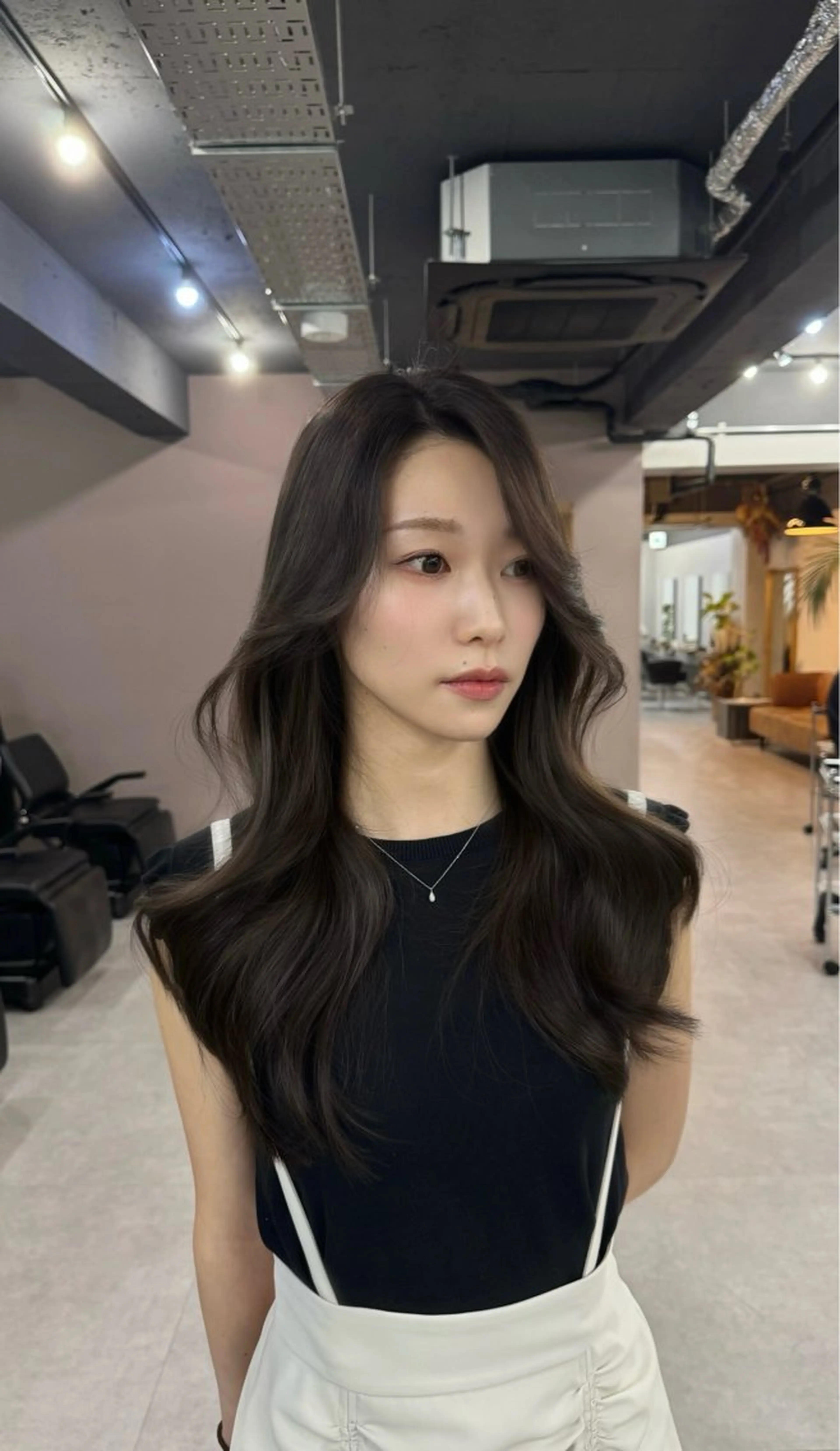 ミディアム カラー グレージュ レイヤーカット カット ヘアカラー トリートメント 西村あきや トレンド韓国ヘアのヘアスタイル