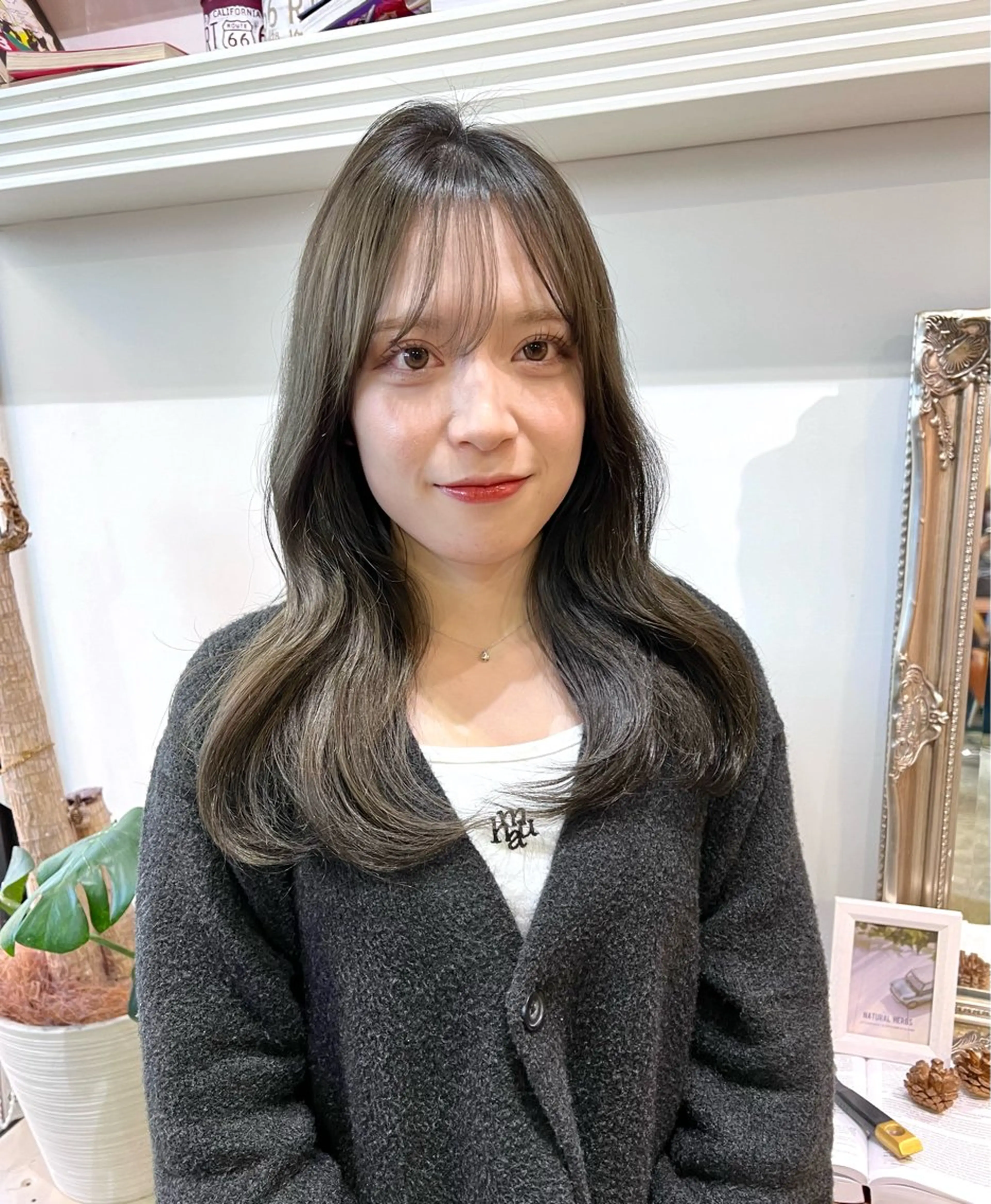 セミロング カラー ヘアアレンジ グレージュ オリーブグレージュ オリーブグレー ヘアカラー トリートメント ヘアセット 山口 竣也のヘアスタイル