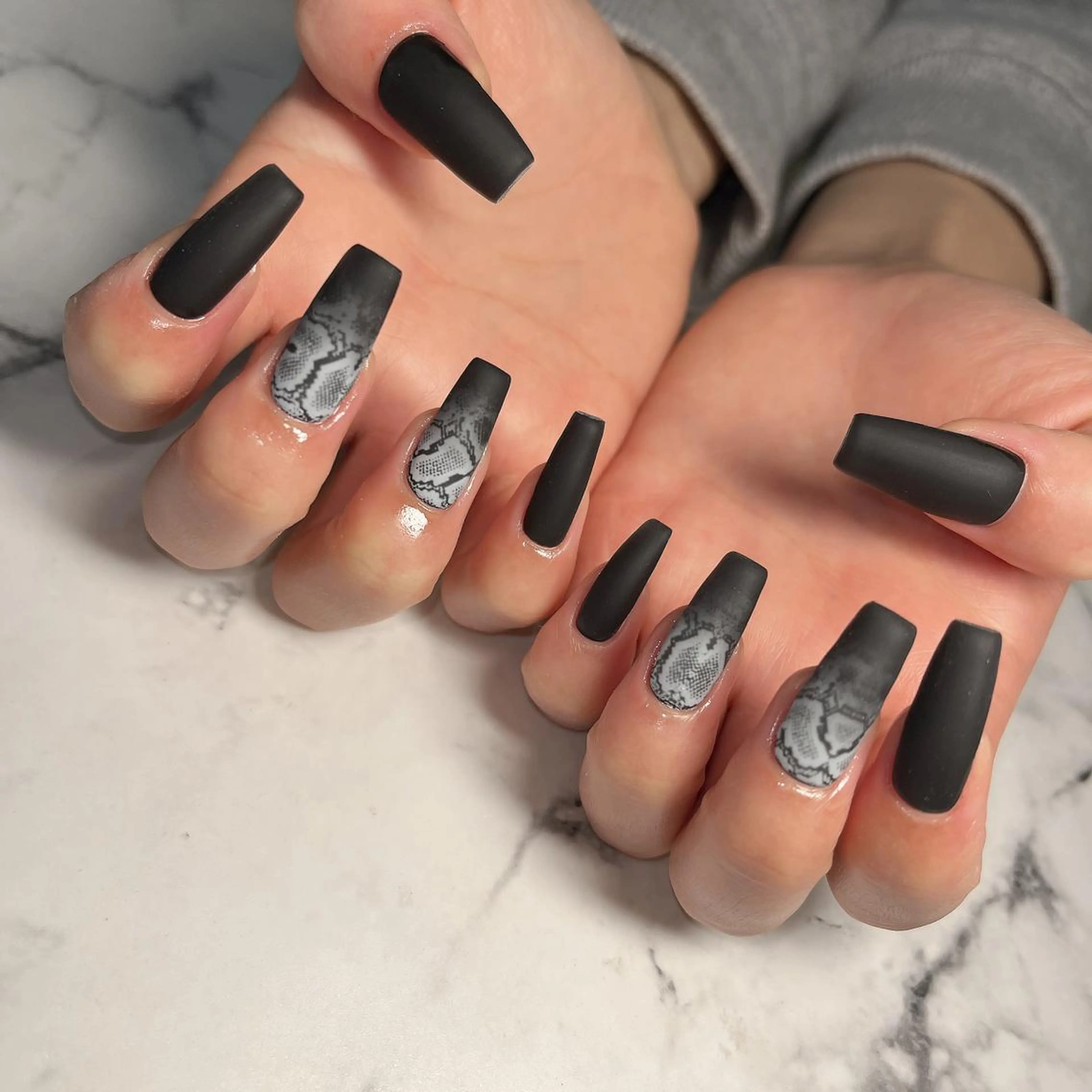 ネイル フットネイル フレンチネイル ジェルネイル ラメ(グリッター) ラメグラデーション ハンドネイル NEO Beauty Salon所属・𝐍𝐄𝐎 𝐉𝐔𝐑𝐈のネイルデザイン