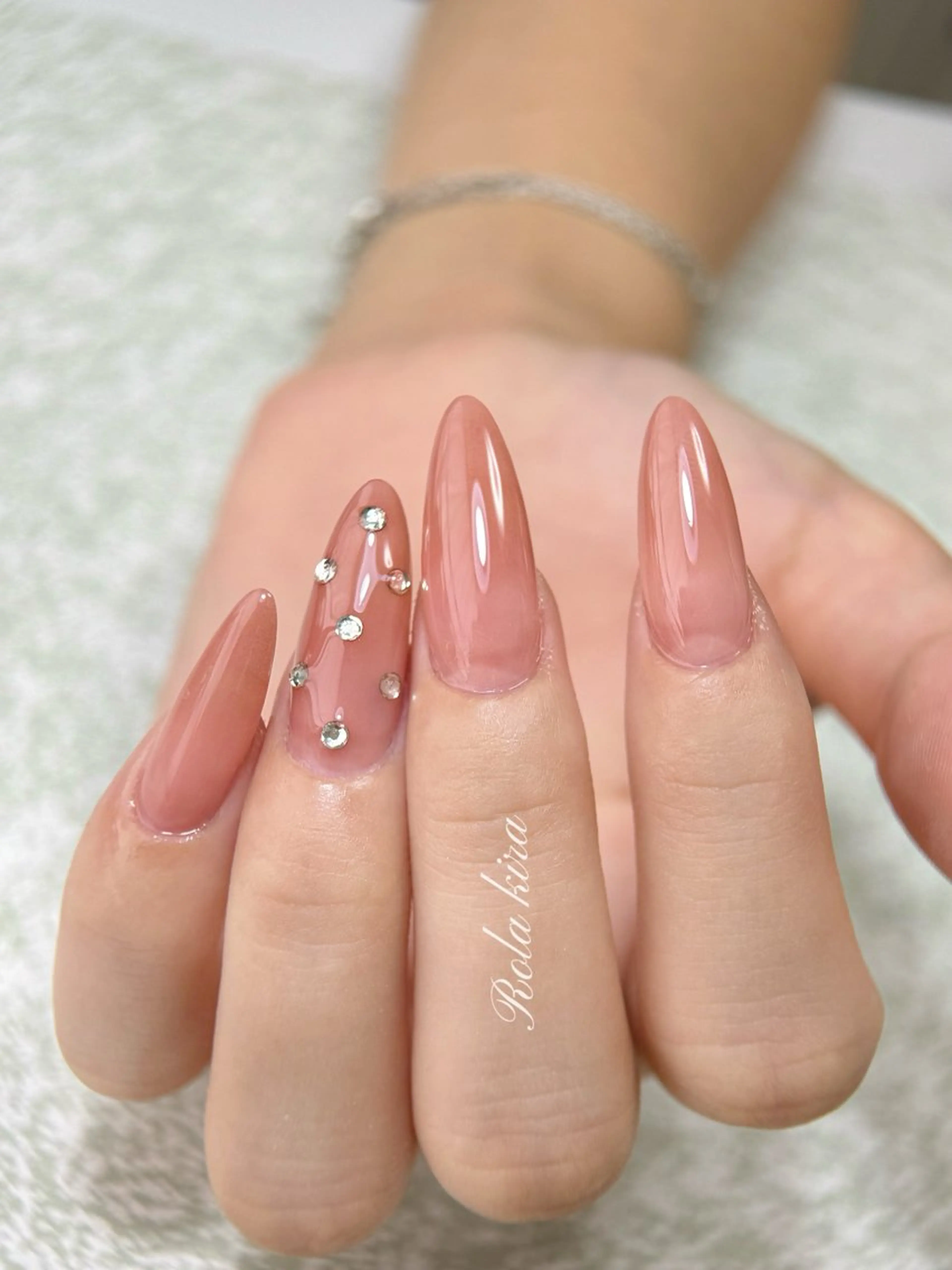 ネイル ジェルネイル ガーリー 氷ネイル・うるうるネイル ワンカラーネイル シンプルネイル ハンドネイル Rola kira nail salon所属・Rola kira 麗のネイルデザイン