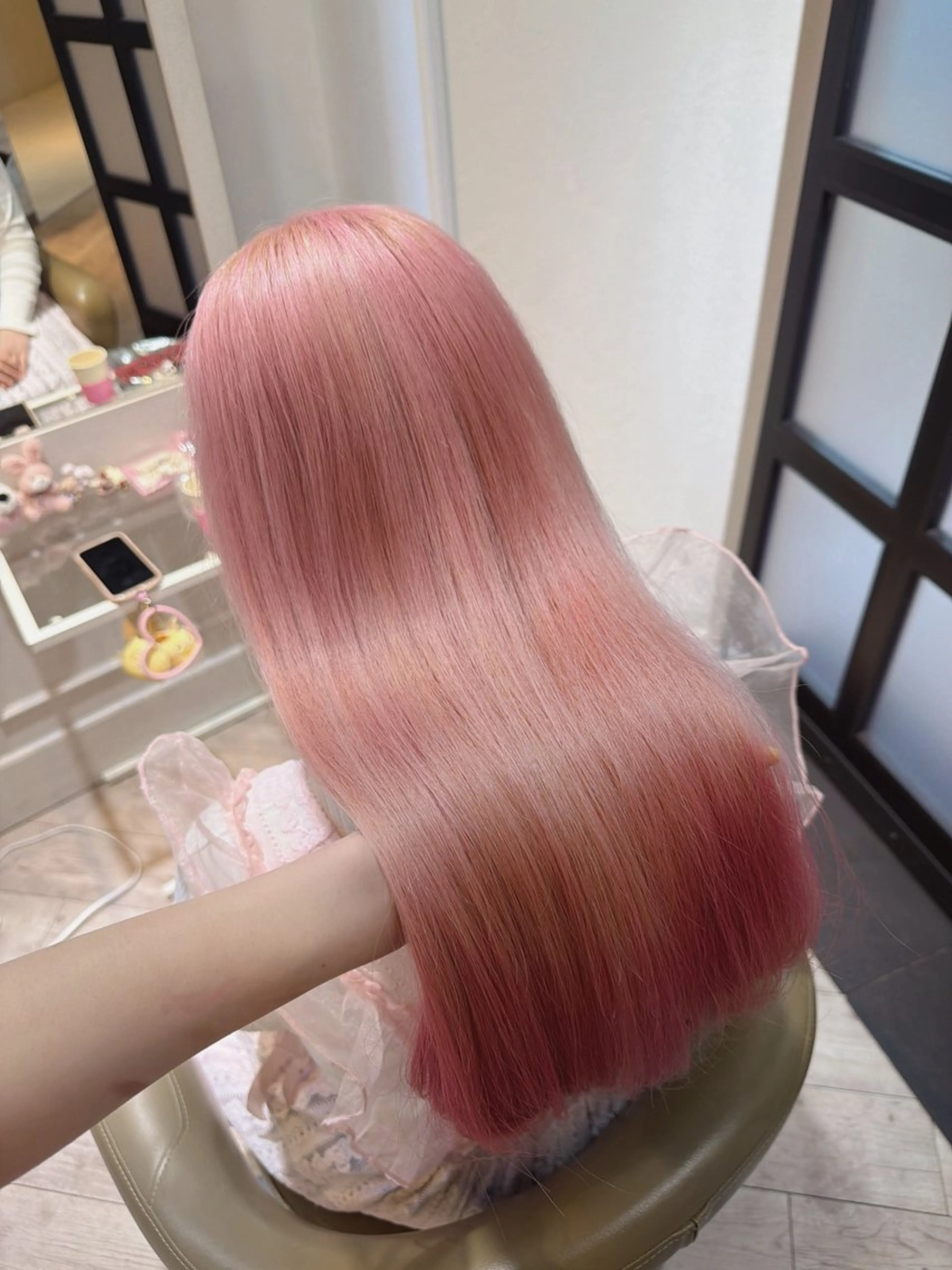 ロング カラー ピンクカラー ホワイトピンク ヘアカラー ハイトーン/アレンジ かなで⊹ ࣪ ˖⟡のヘアスタイル