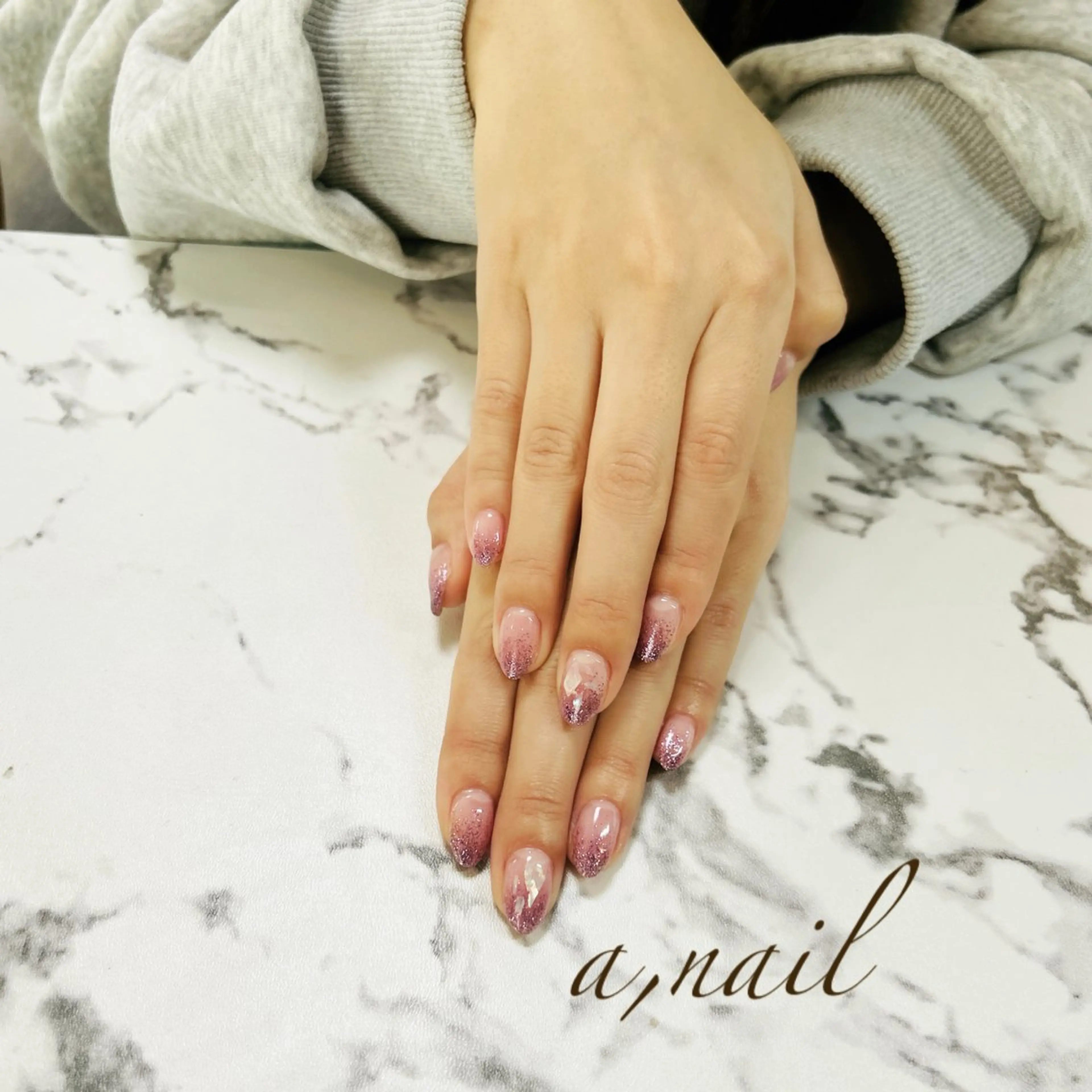 ネイル グラデーション キラキラネイル ラメ(グリッター) ラメグラデーション シンプルネイル ハンドネイル ネイルサロン エーネイルのネイルデザイン