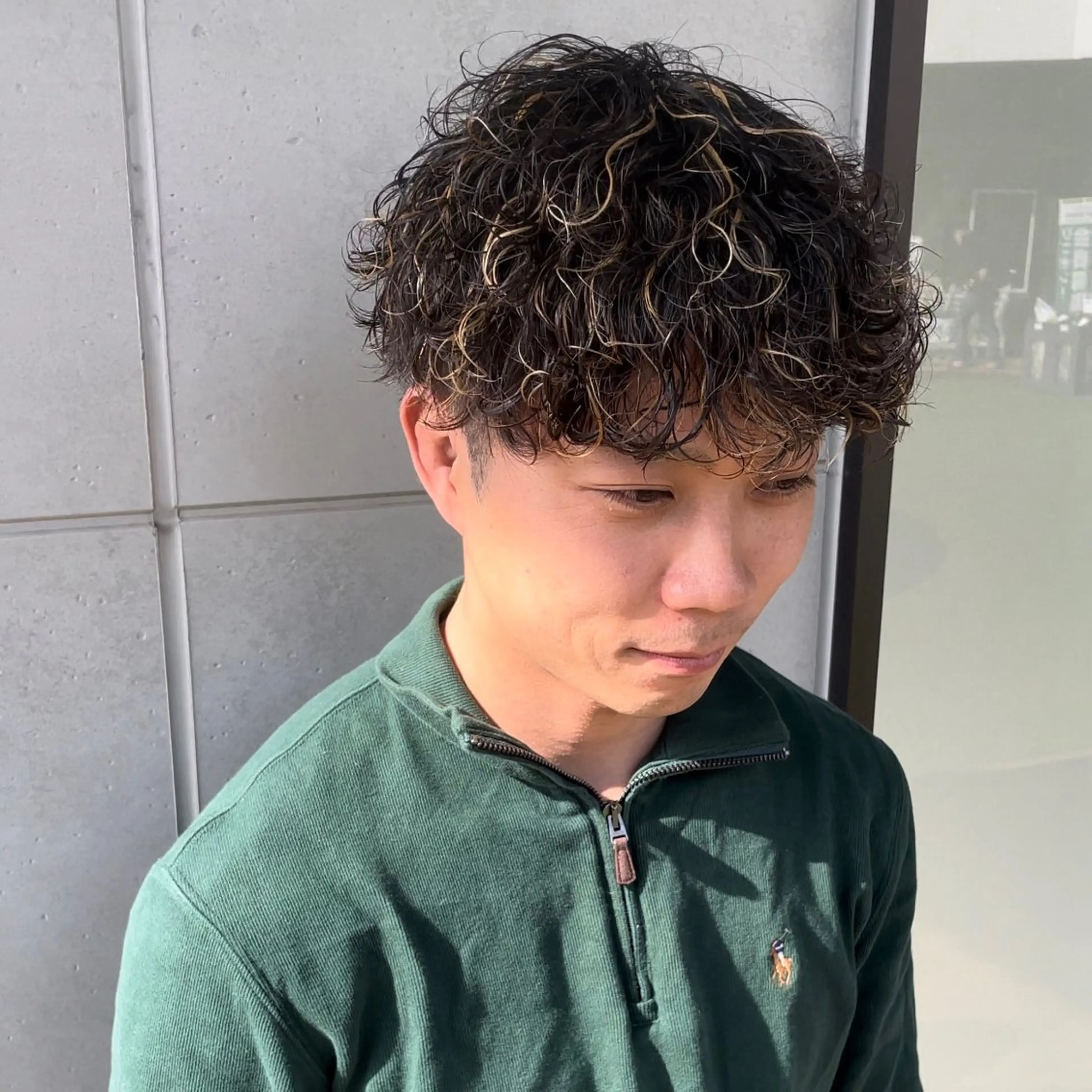 ショート カラー メンズ メンズハイライト メンズパーマ メンズツイストパーマ 波巻きパーマ ハイライトカラー カット ヘアカラー トリートメント メンズヘア特化 崎田 成人のヘアスタイル