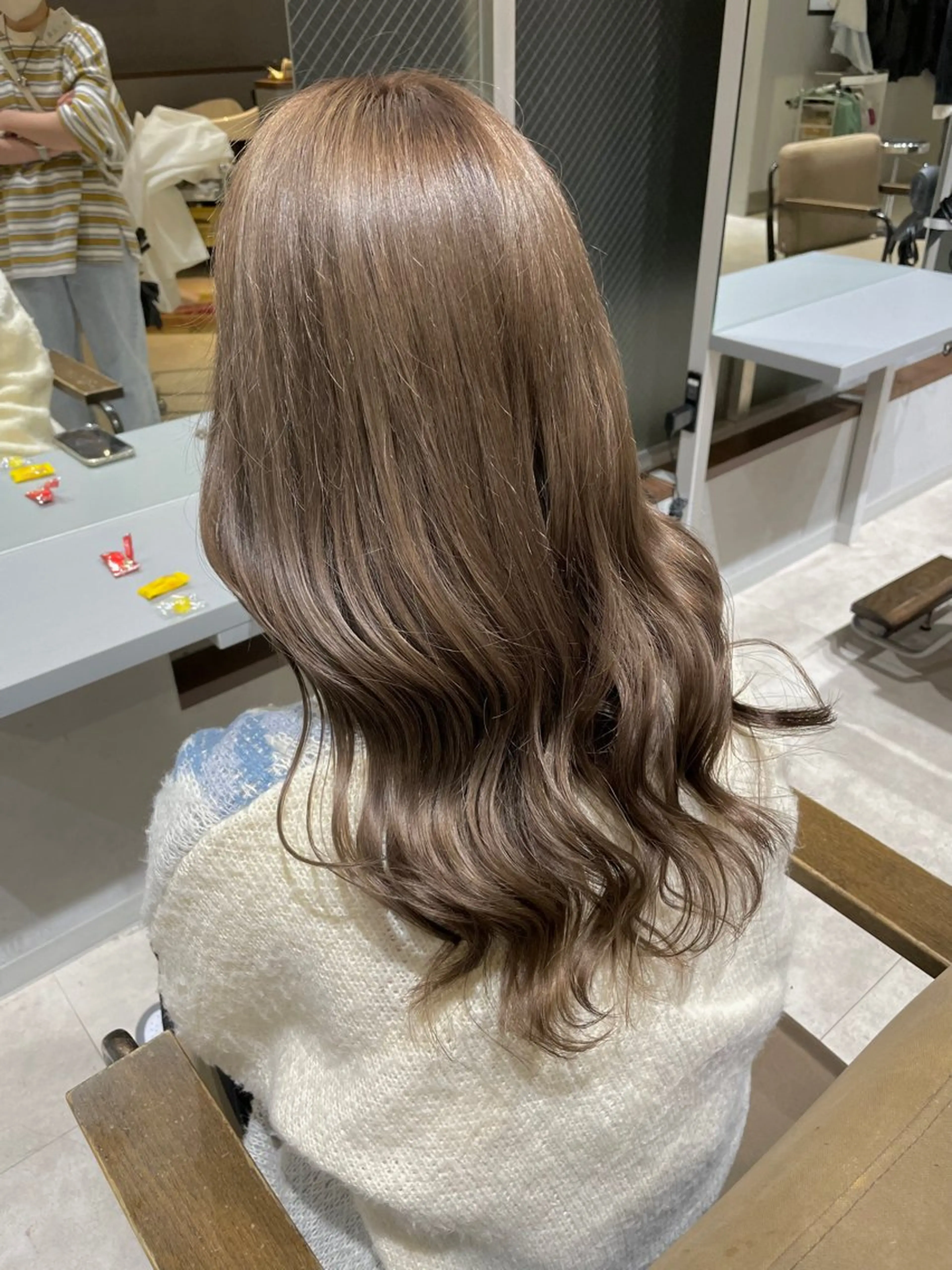 ロング カラー ベージュカラー ミルクティーベージュ ヘアカラー エマ ピボット 中川店所属・富原崇太/透明感カラ ー/切りっぱなしボブのヘアスタイル