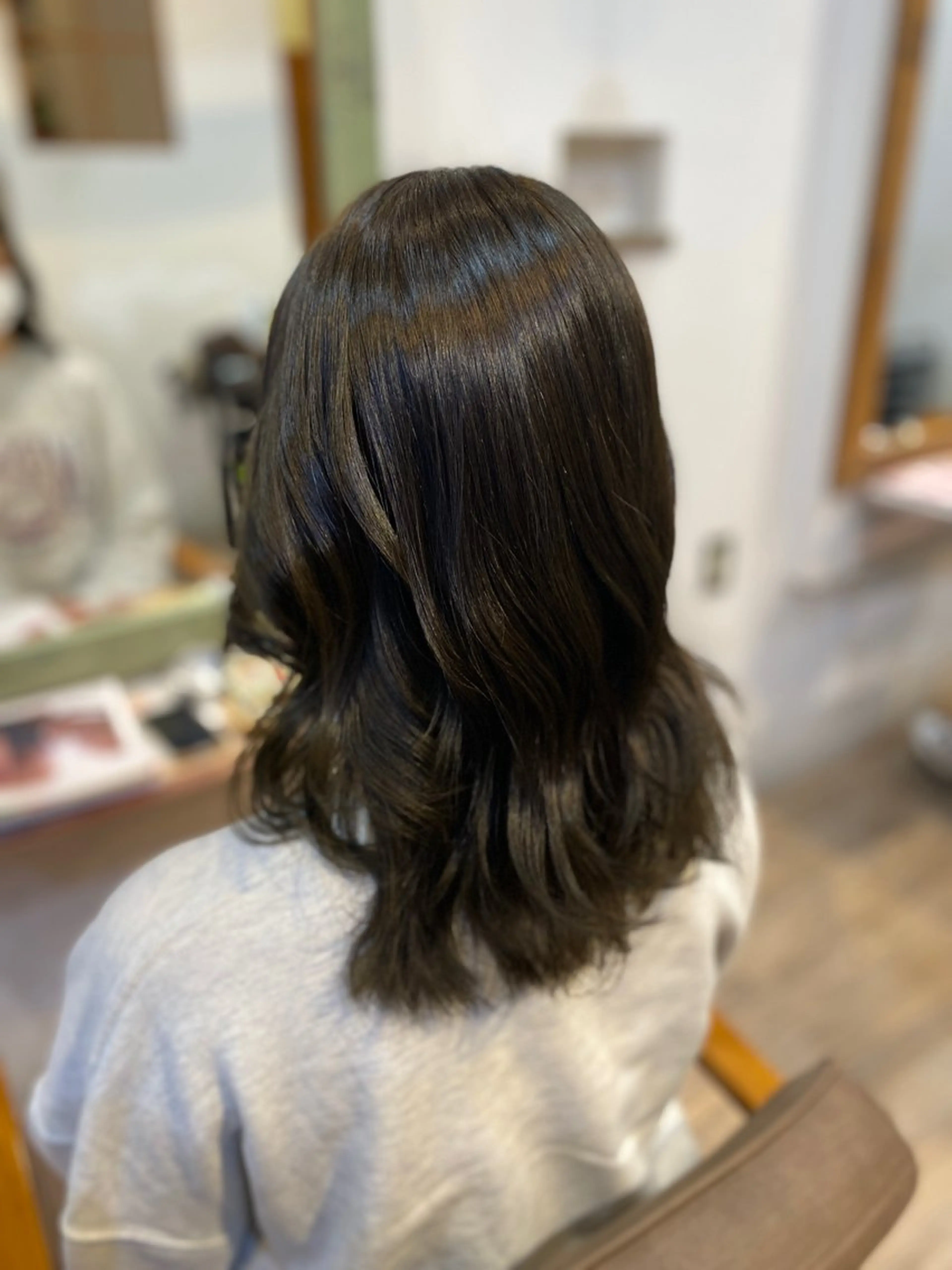 セミロング カラー オリーブカラー 安住 千明のヘアスタイル