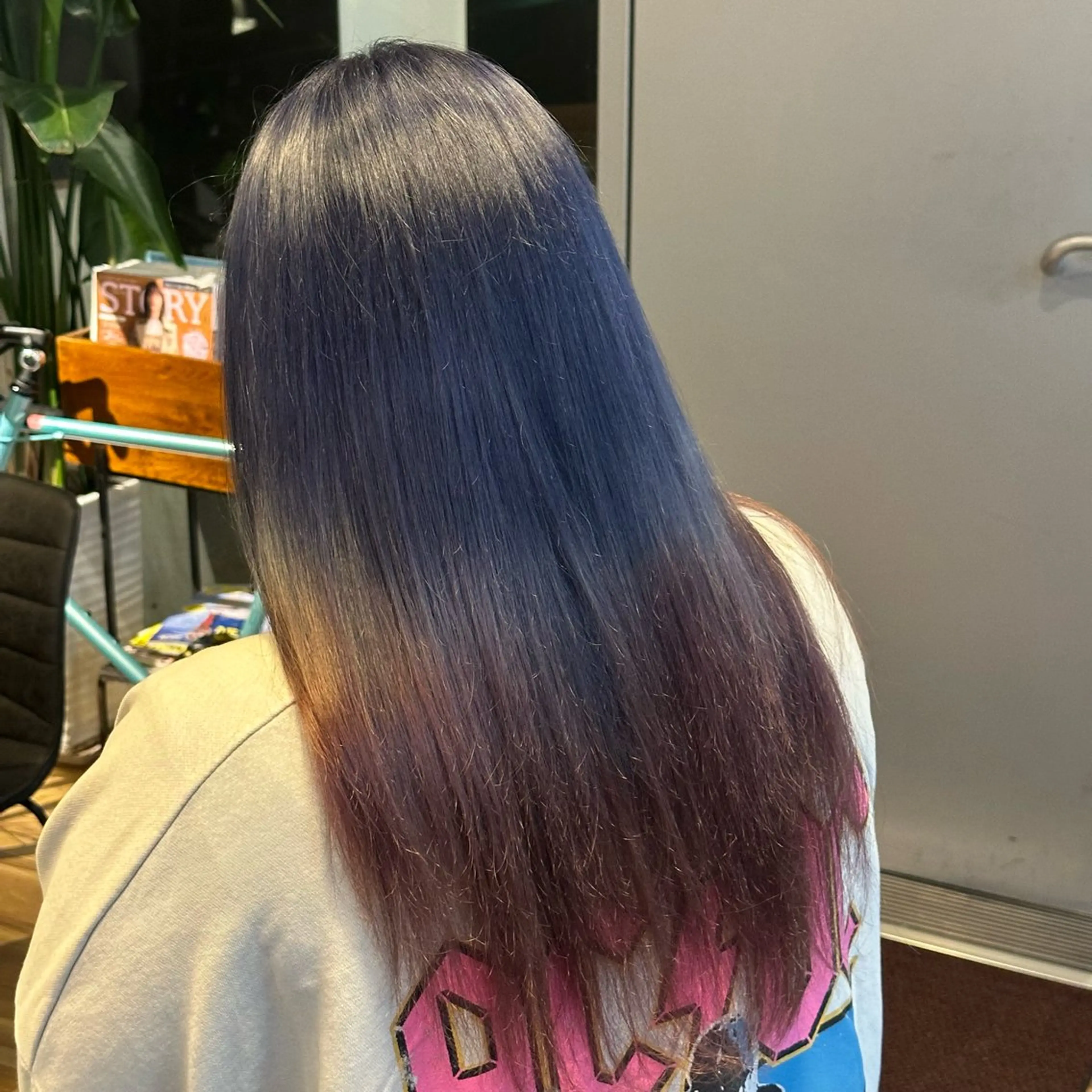 カラー ブリーチ ブルーカラー グラデーションカラー ピンクカラー ヘアカラー 大原 正寛のヘアスタイル