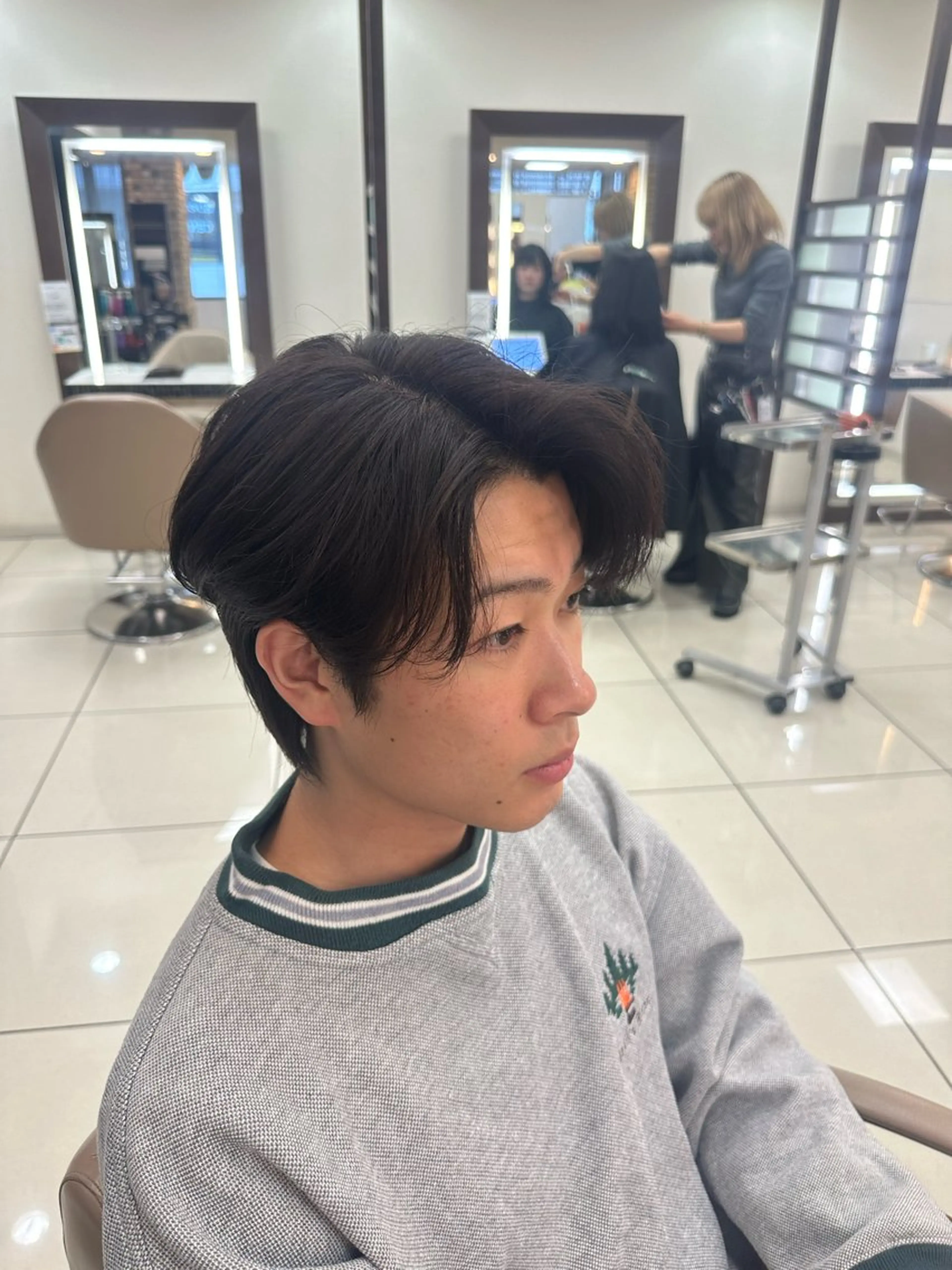 メンズ カット ラウンドマッシュシャ ドウニュアンスパーマのヘアスタイル