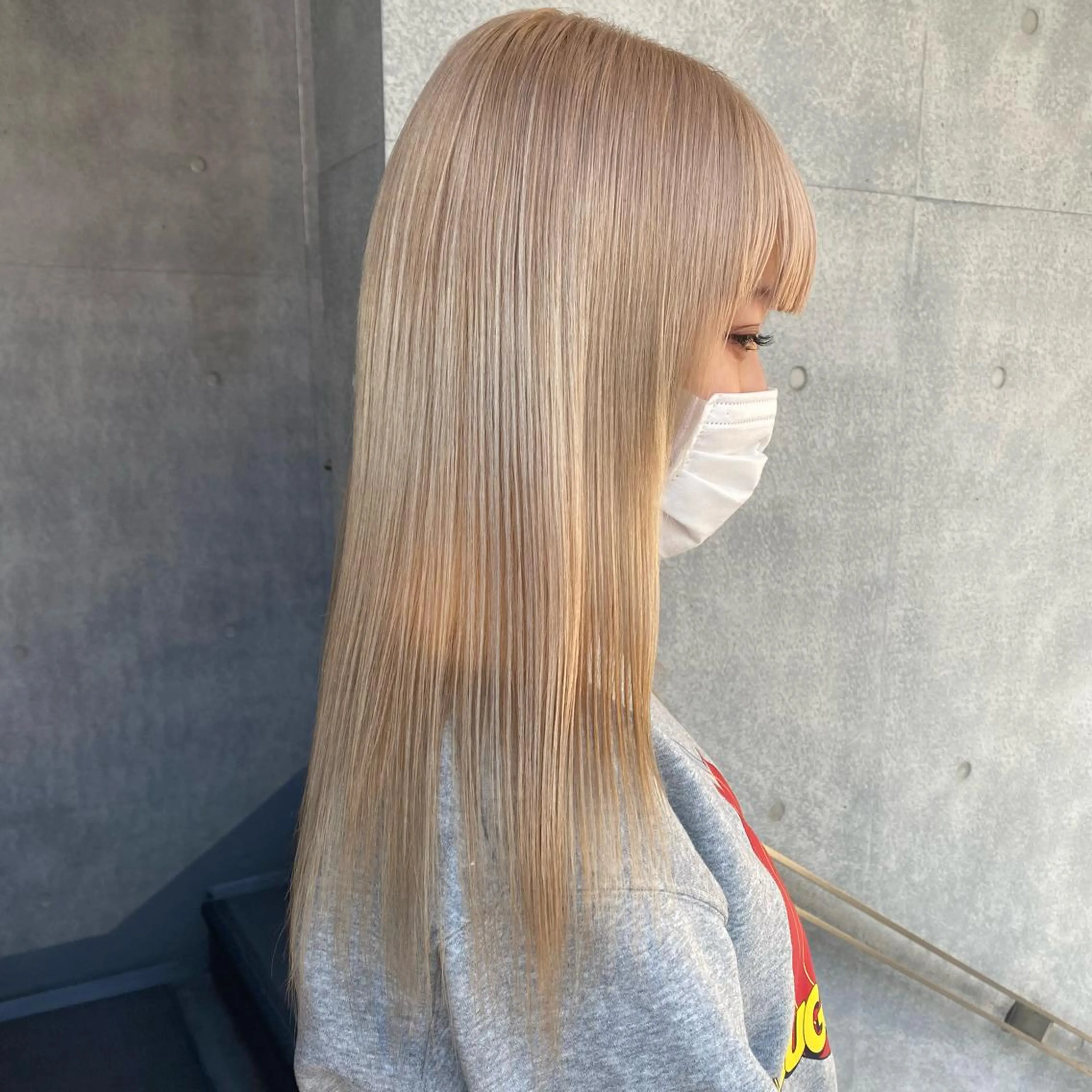 セミロング カラー ベージュカラー ホワイトベージュ ヘアカラー トリートメント Yahiko ハイトーンのヘアスタイル