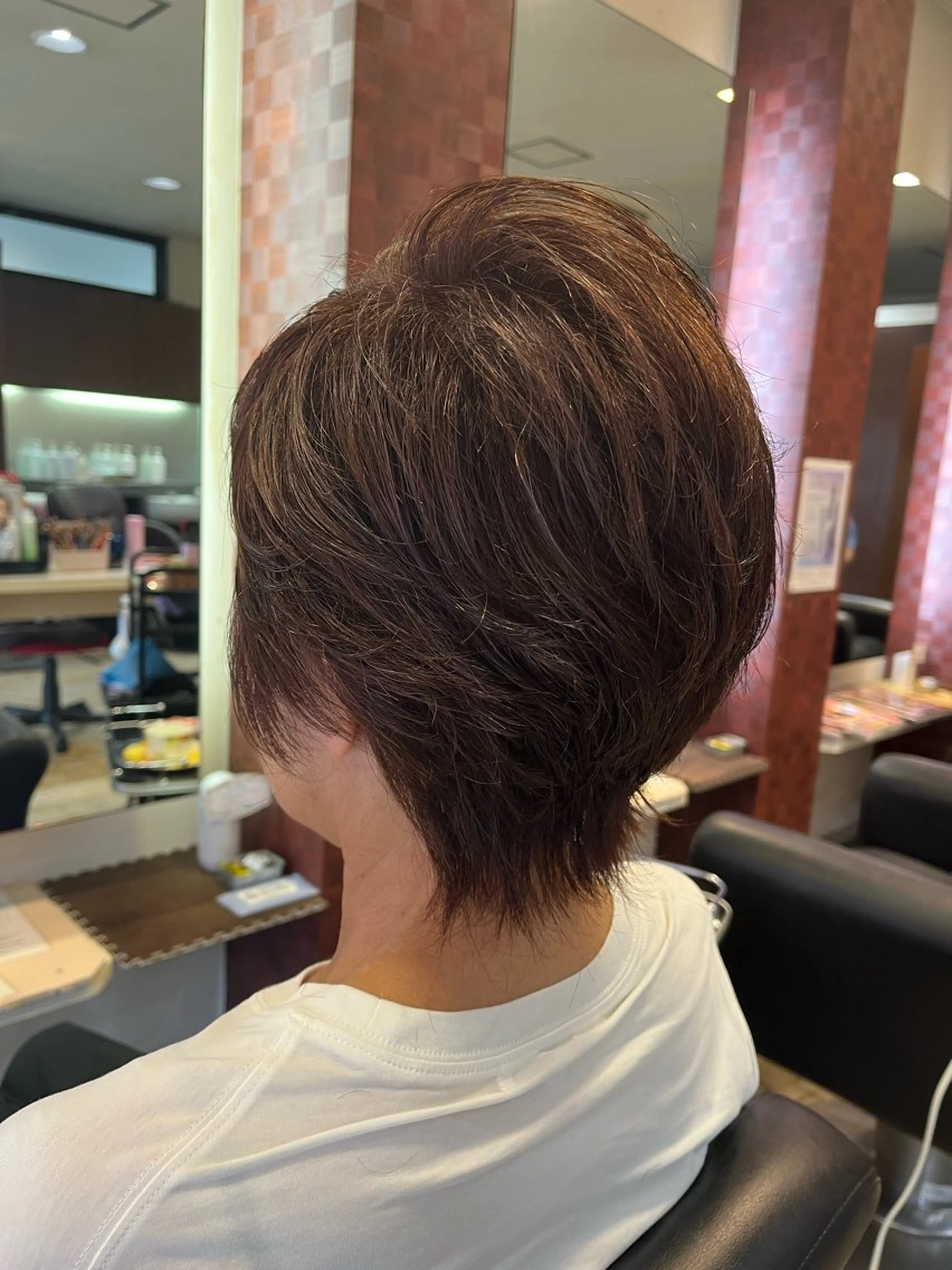 ショート カラー アッシュ アッシュブラウン ブラウンカラー ピンクカラー エル美容室所属・織田 英之のヘアスタイル