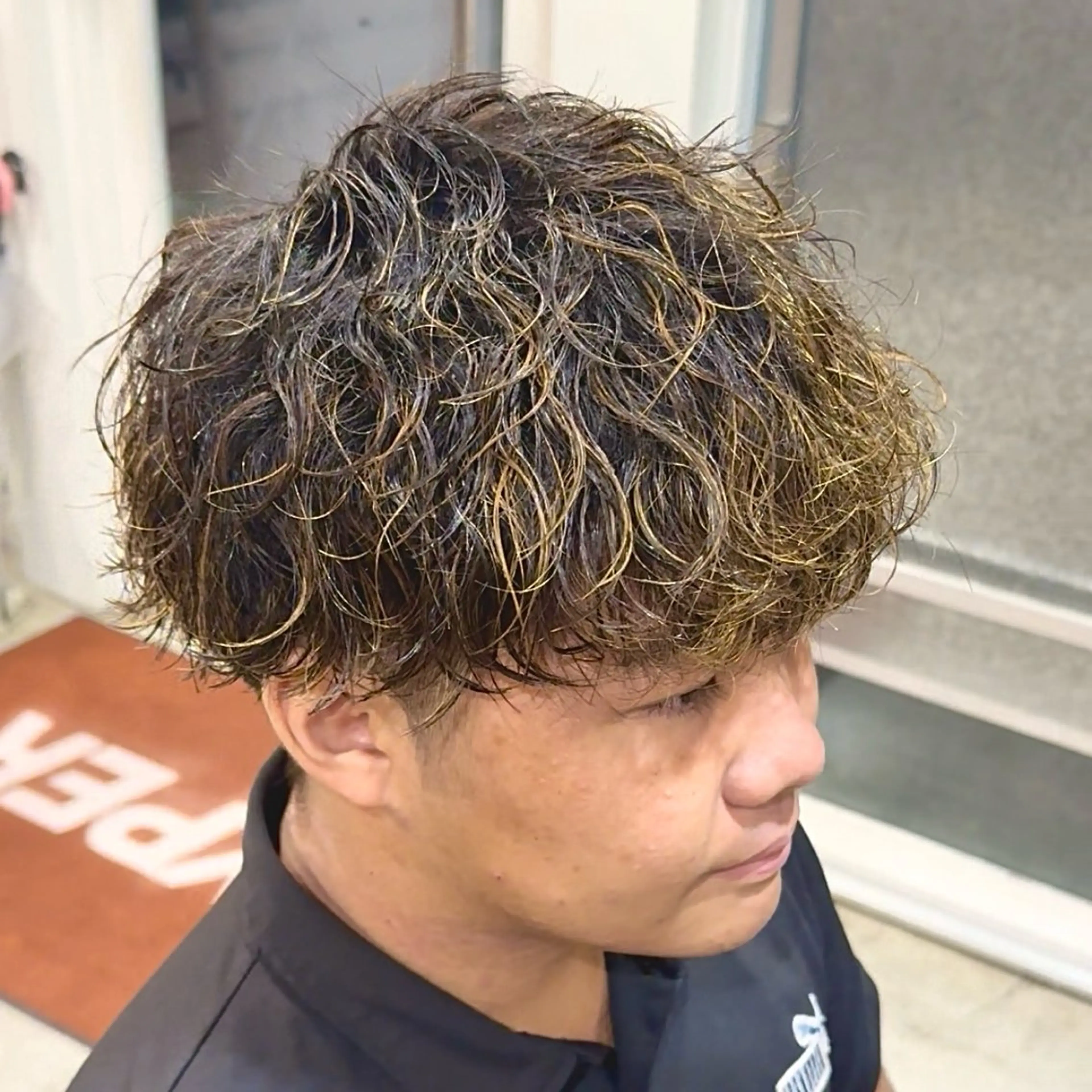 カラー パーマ メンズ メンズブリーチ メンズパーマ 波巻きパーマ ブリーチ カット ヘアカラー パーマ 波巻き|シャドウ| サーフカール|RYUのヘアスタイル