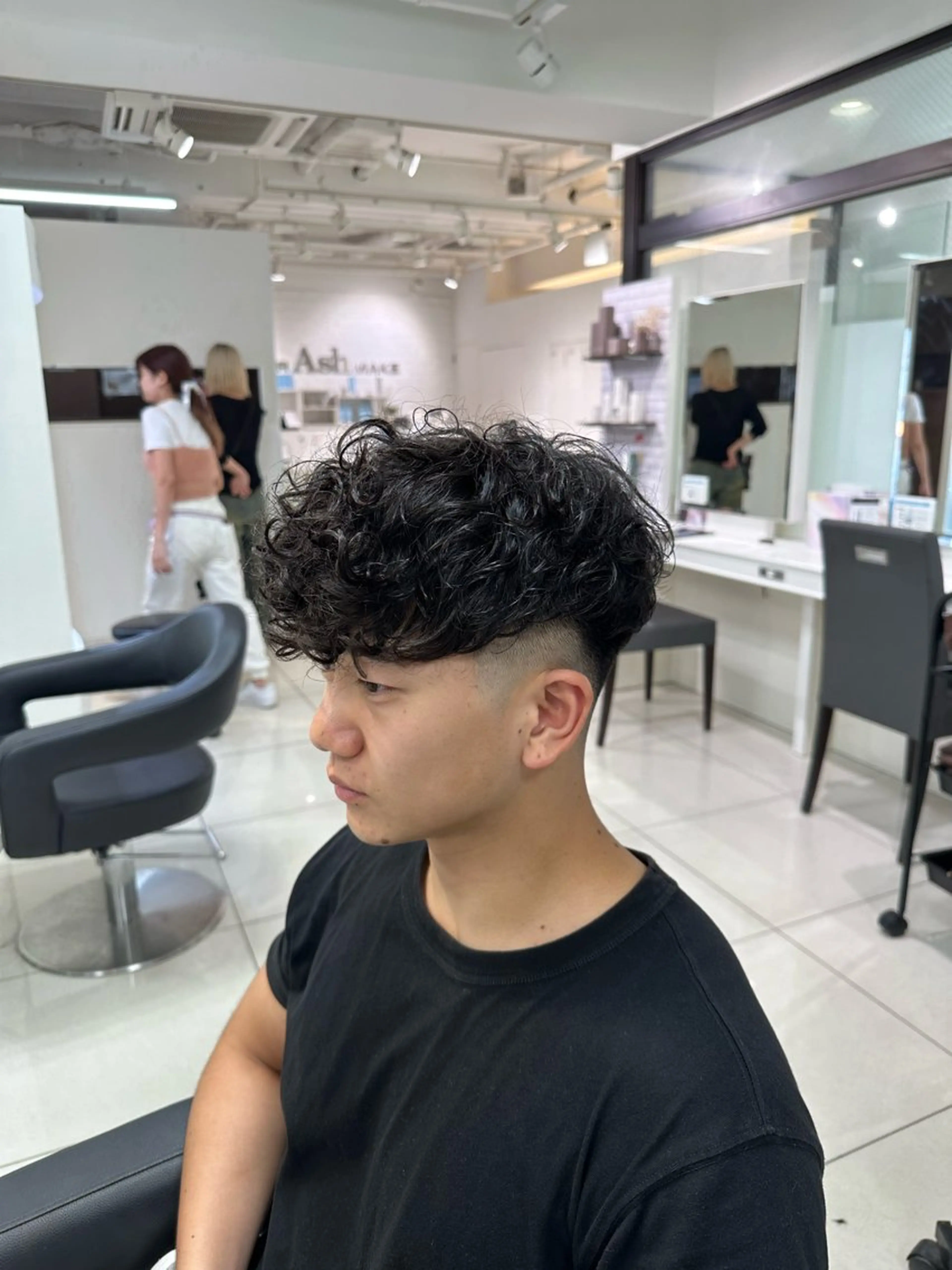 ショート パーマ メンズ フェードカット スペインカール カット パーマ トリートメント フェザーパーマ職人 🪶ryosukeのヘアスタイル