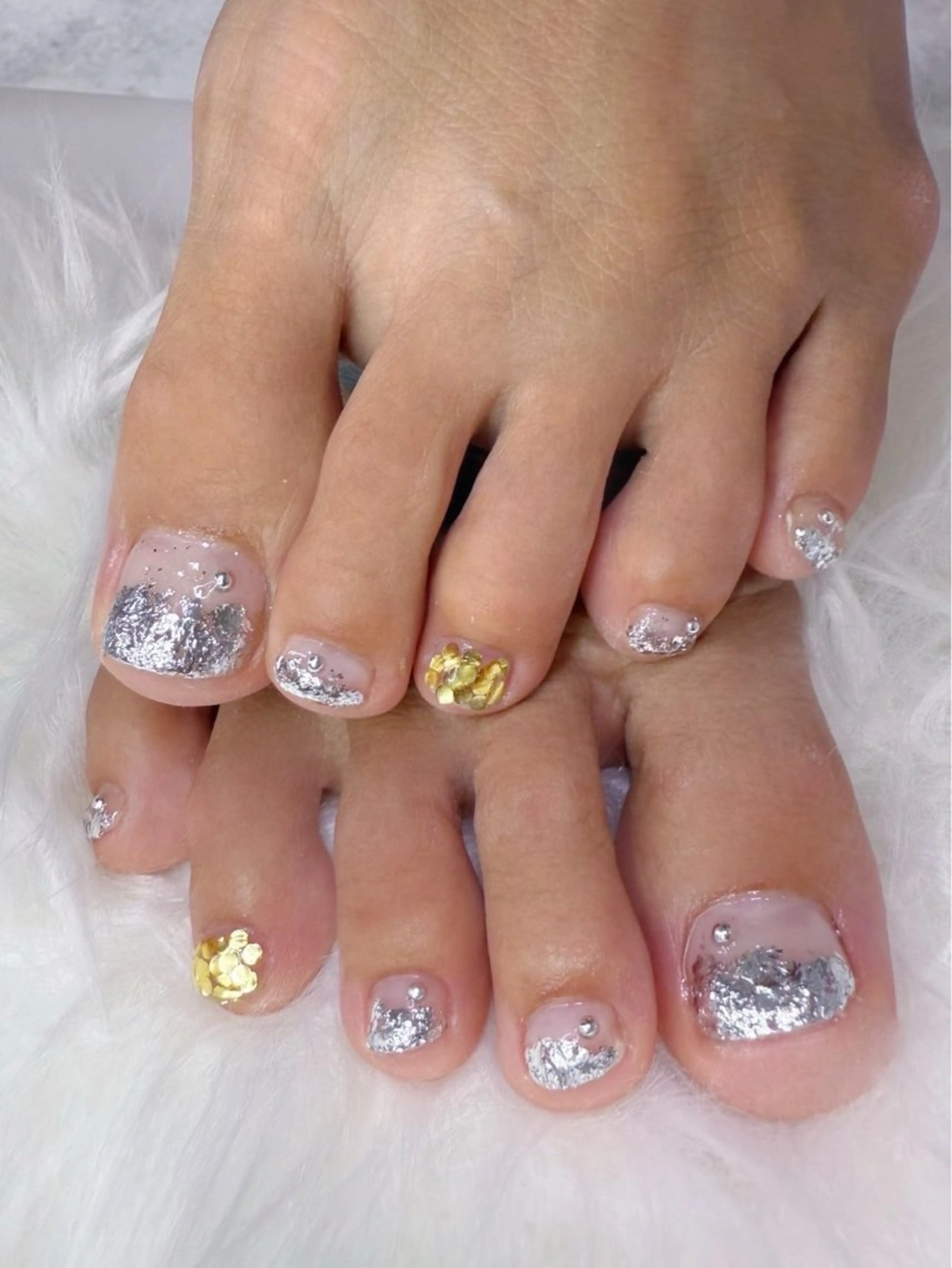 ネイル ゴールド シルバー ハンドネイル フットネイル ilona nail&ear jewelry所属・Maya🌼 ilonaのネイルデザイン