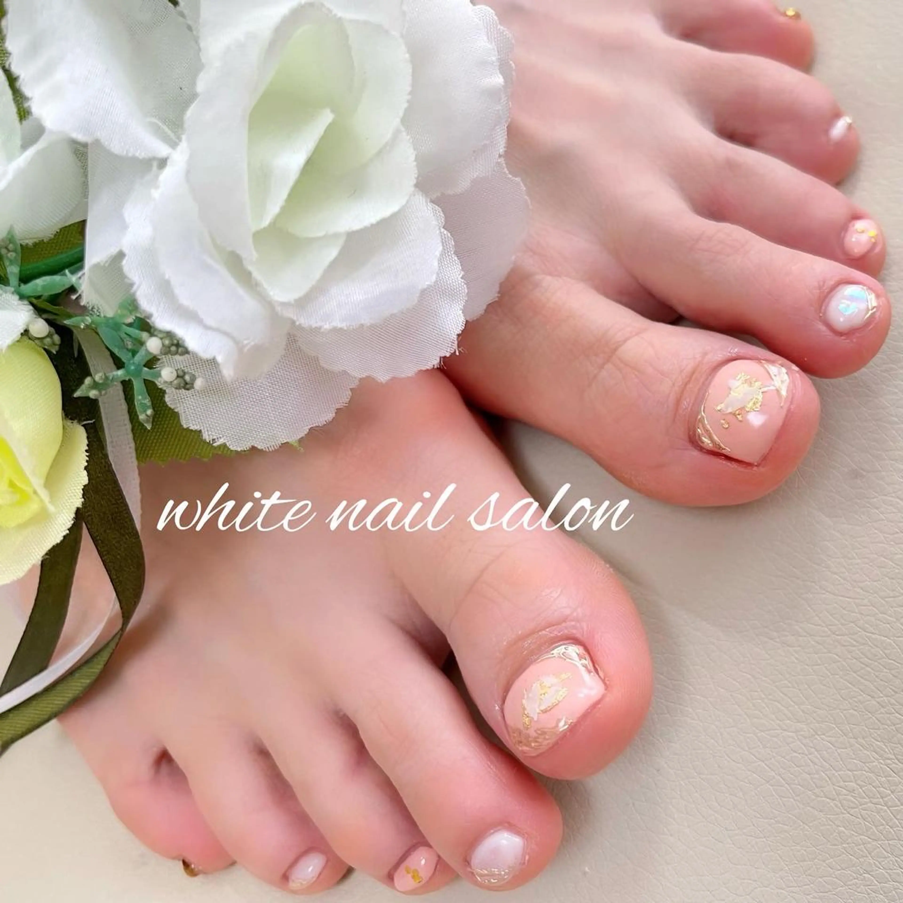 ネイル フットネイル ジェルネイル ハードジェル ラメ(グリッター) 持ち込み フットネイル white nail salonのネイルデザイン