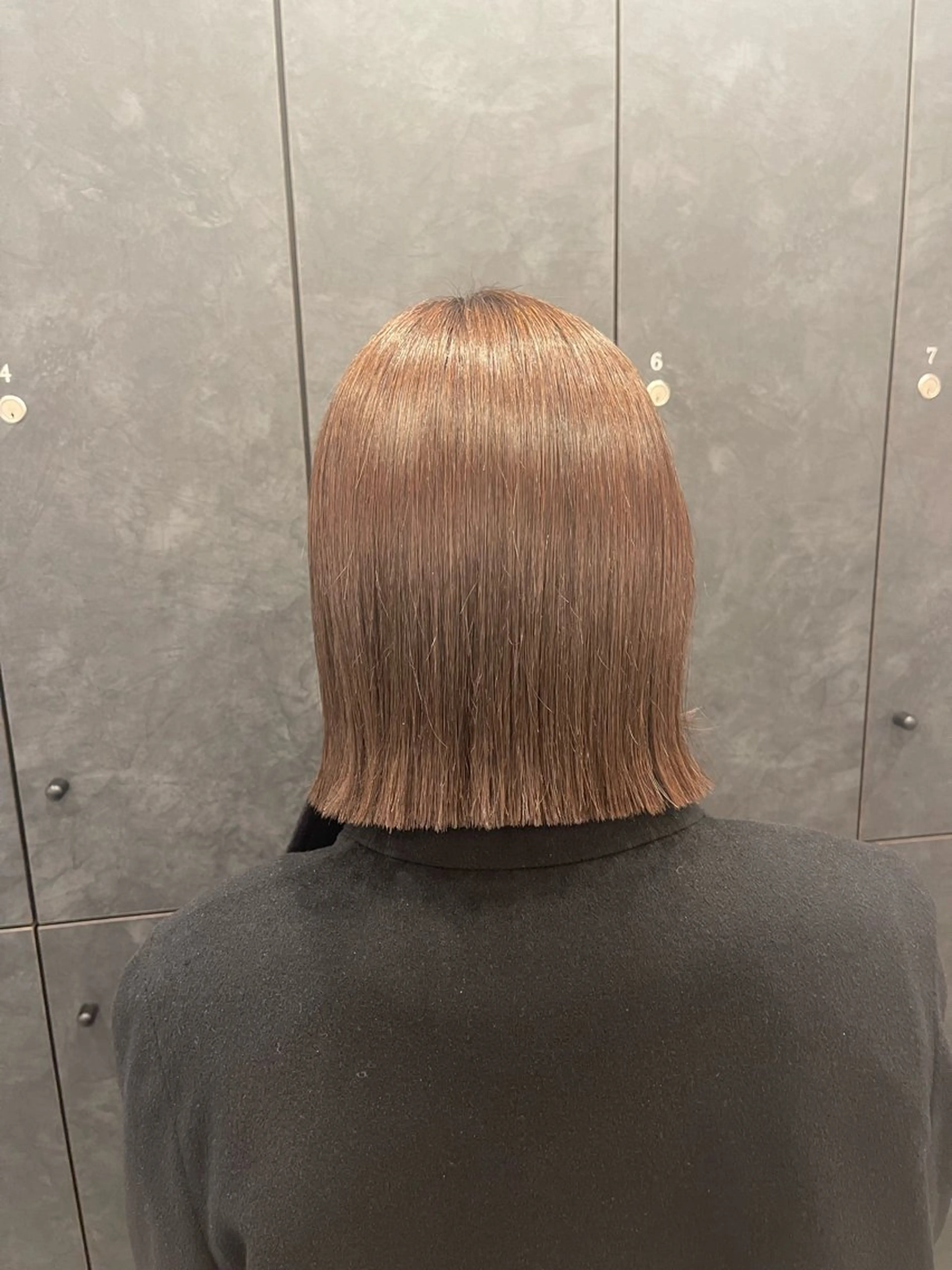 ミディアム 切りっぱなしボブ ボブ TENSHO 原宿　ハイトーンのヘアスタイル