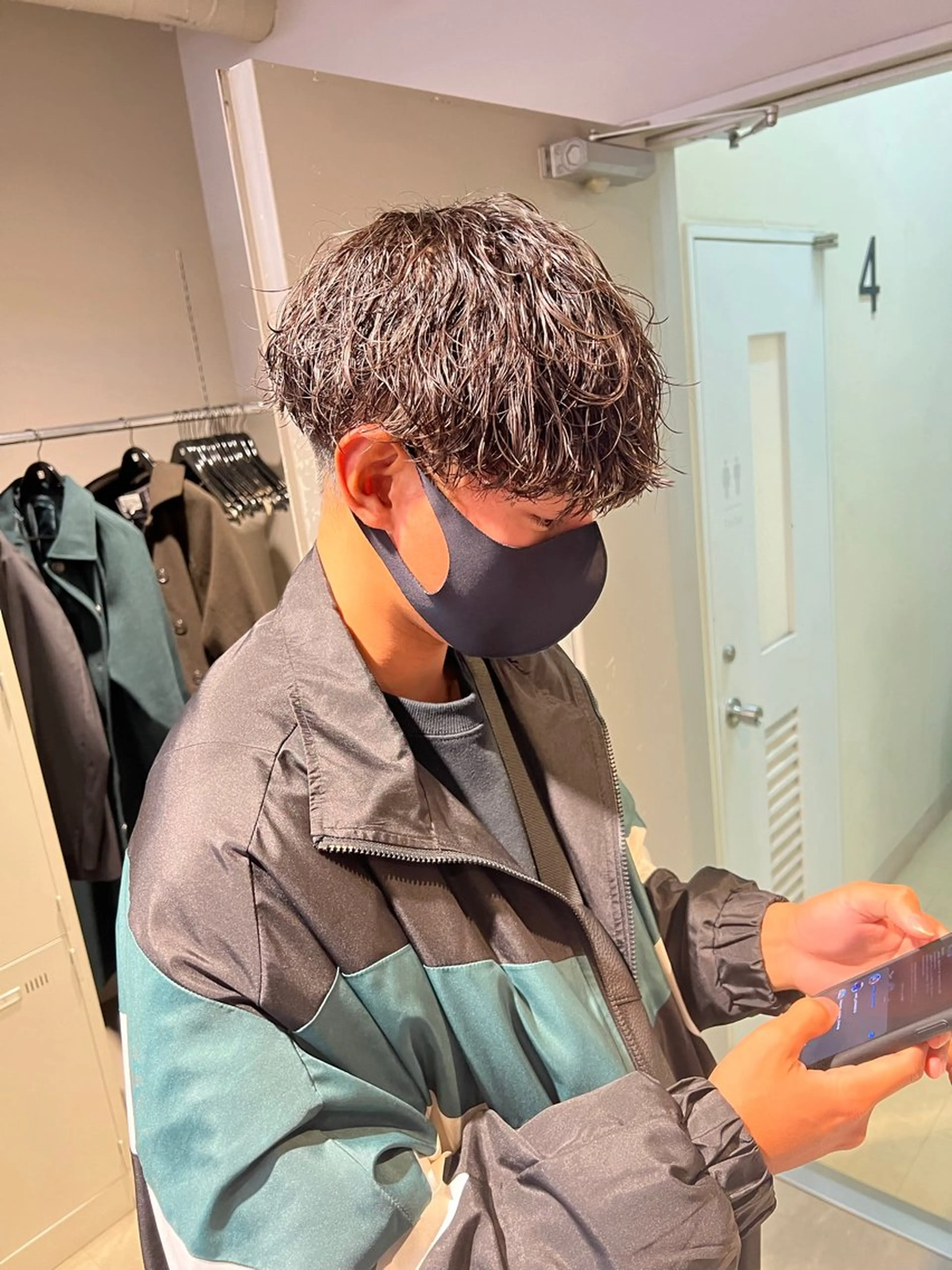 ミディアム パーマ メンズ ミディアムパーマ センターパート メンズ韓国風 韓国マッシュ マッシュウルフ カット パーマ トリートメント ヘッドスパ ヘアセット ✨メンズウルフ特化 美容師タイガ✨のヘアスタイル
