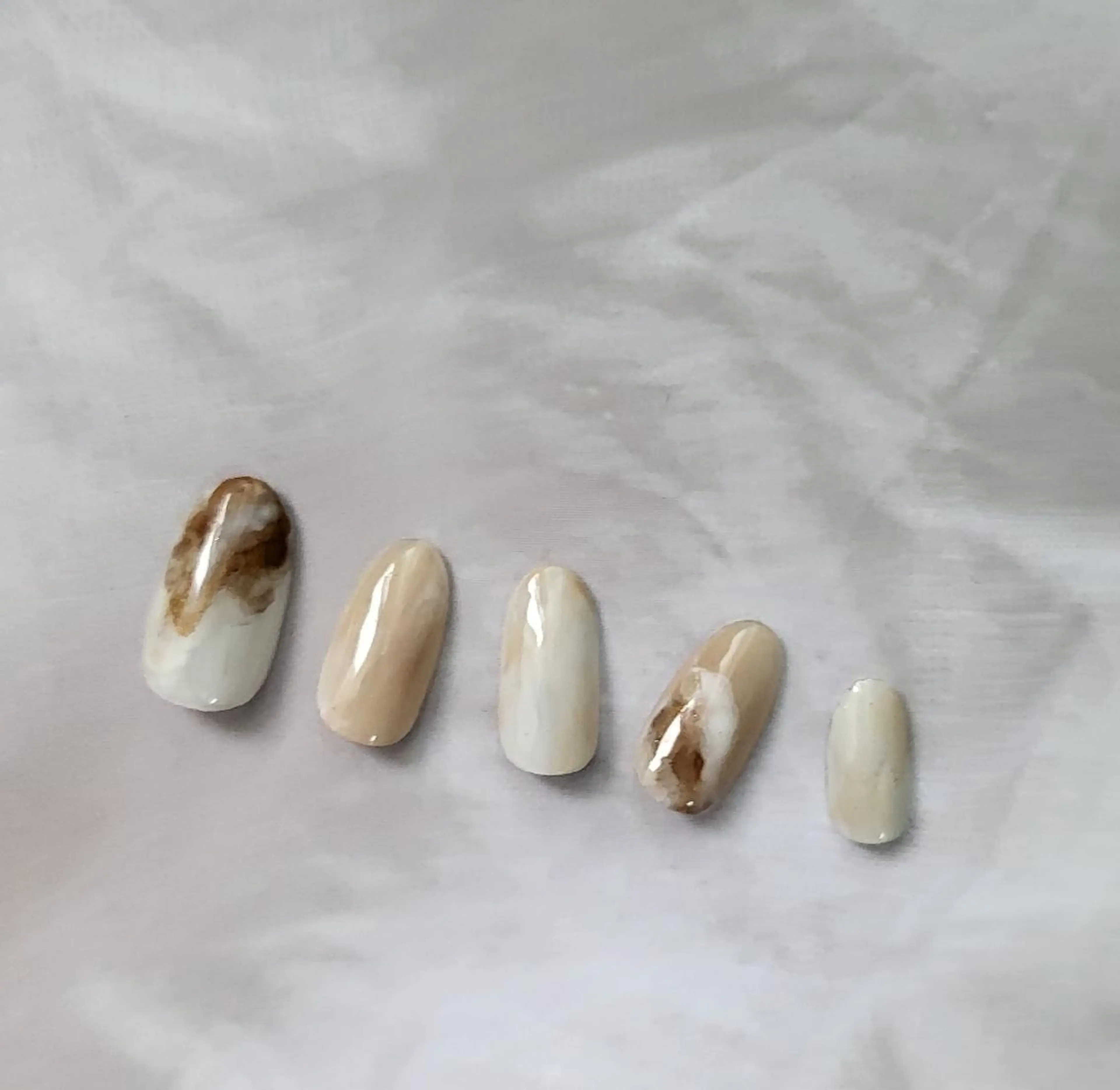 ネイル ブラウン ジェルネイル ゴールド ニュアンスネイル シンプルネイル ハンドネイル Nailsalon MagicShopのネイルデザイン