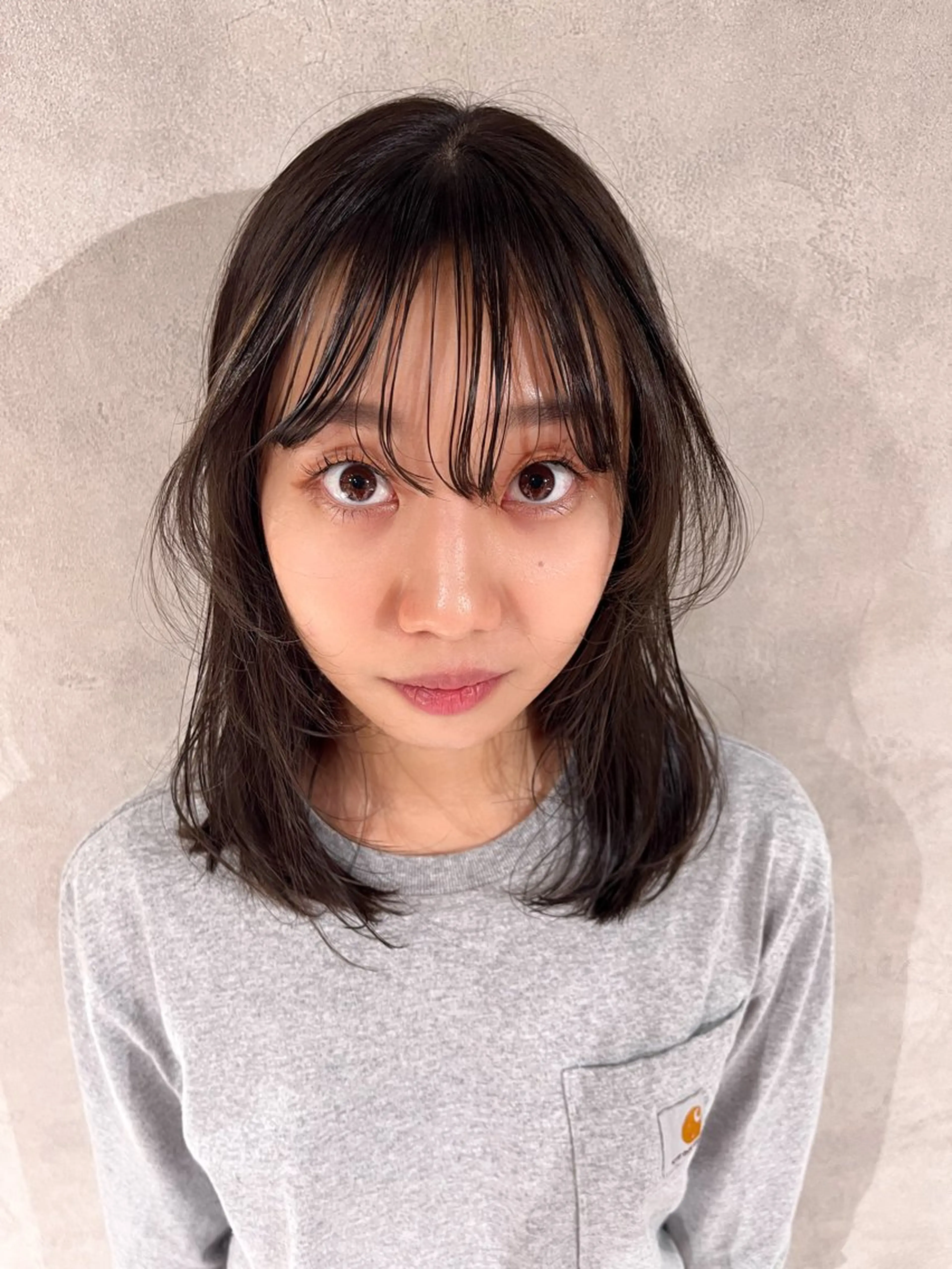ミディアム メンズセンターパート /フェザーパーマのヘアスタイル