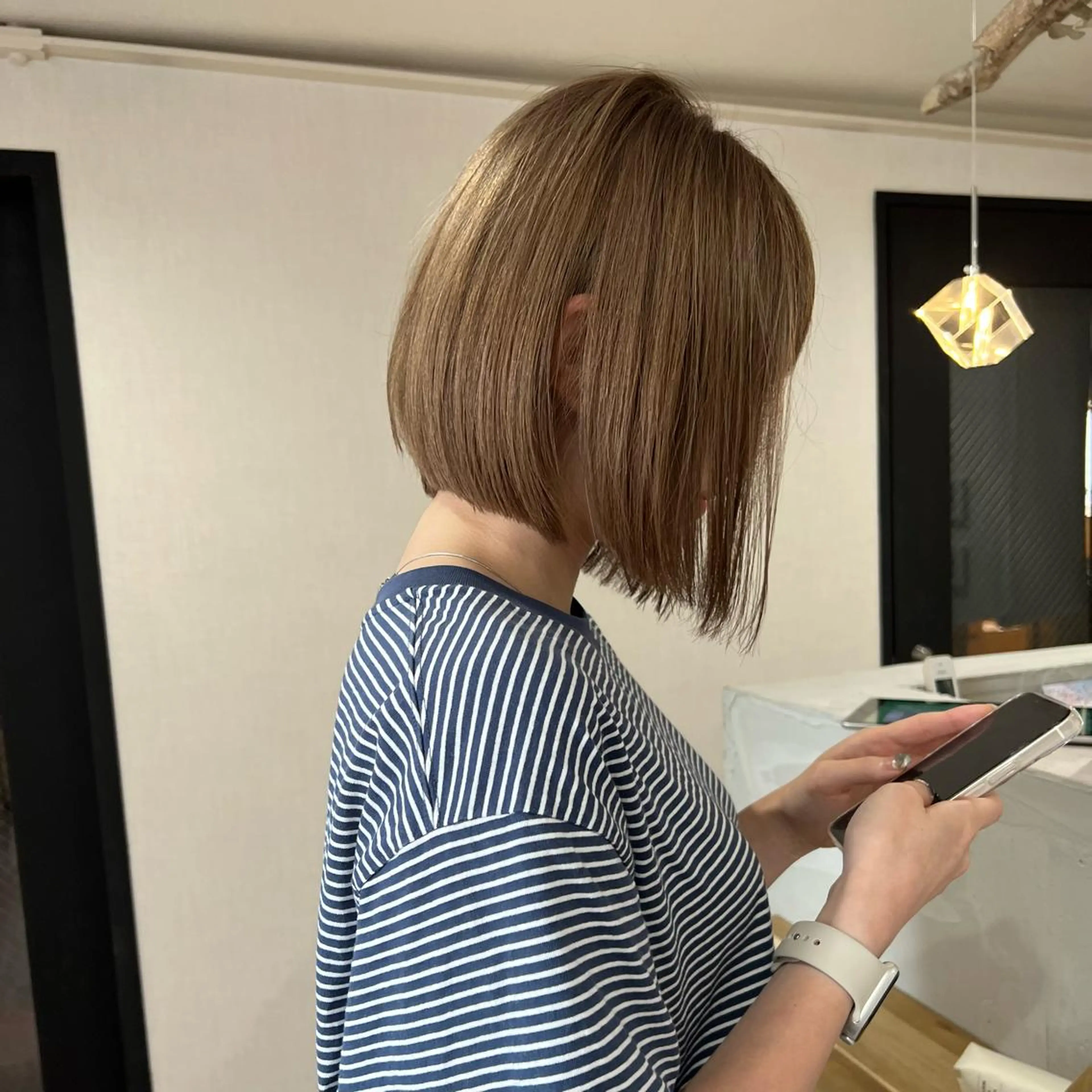 ショート カラー ベージュカラー ブリーチ ミルクティーベージュ ヘアカラー トリートメント お顔まわりカット🌱 emo.村松泉綺のヘアスタイル