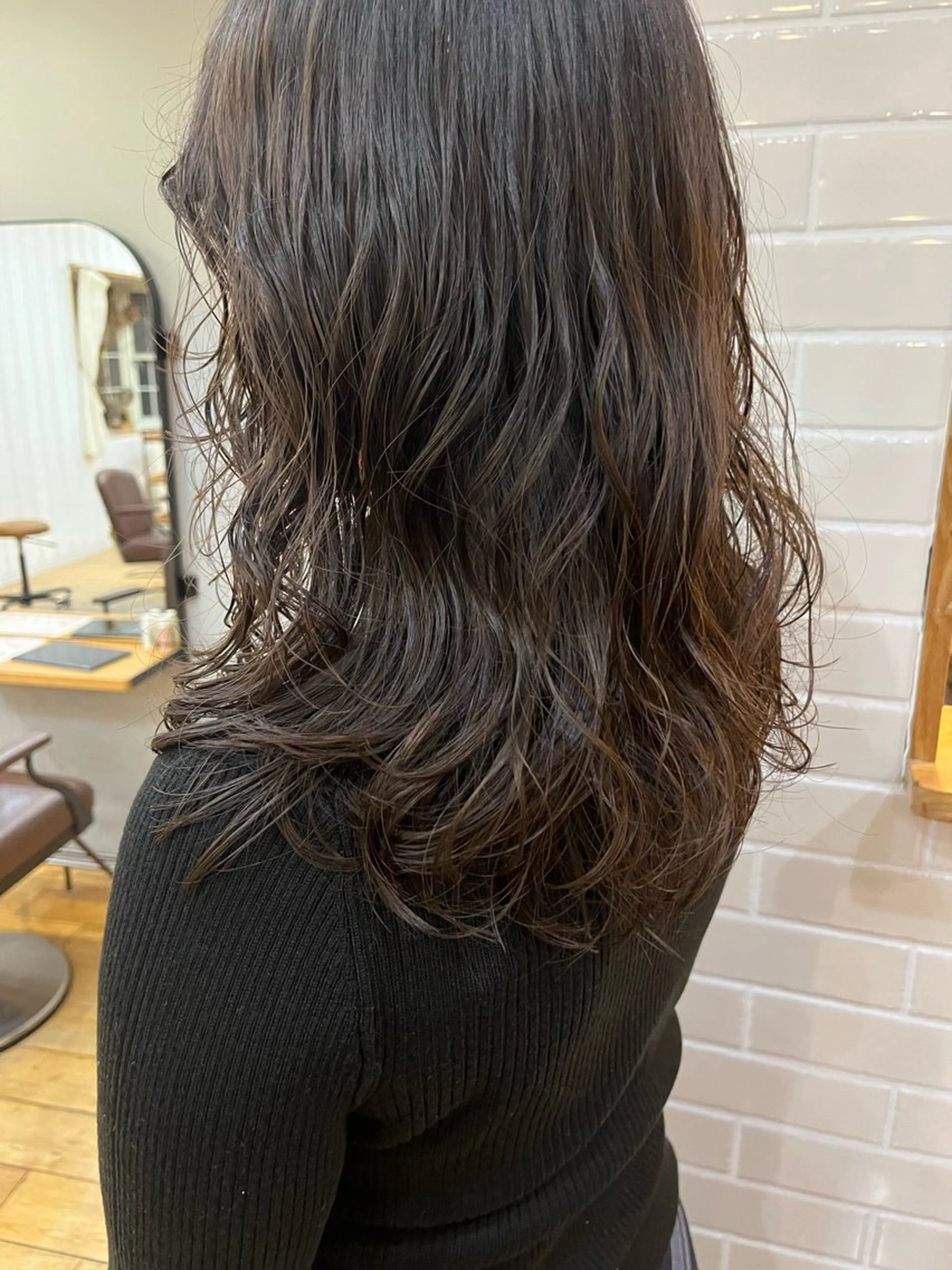 ミディアム パーマ pu+on. nailworks所属・fuyumi / ニュアンスネイルのネイルデザイン