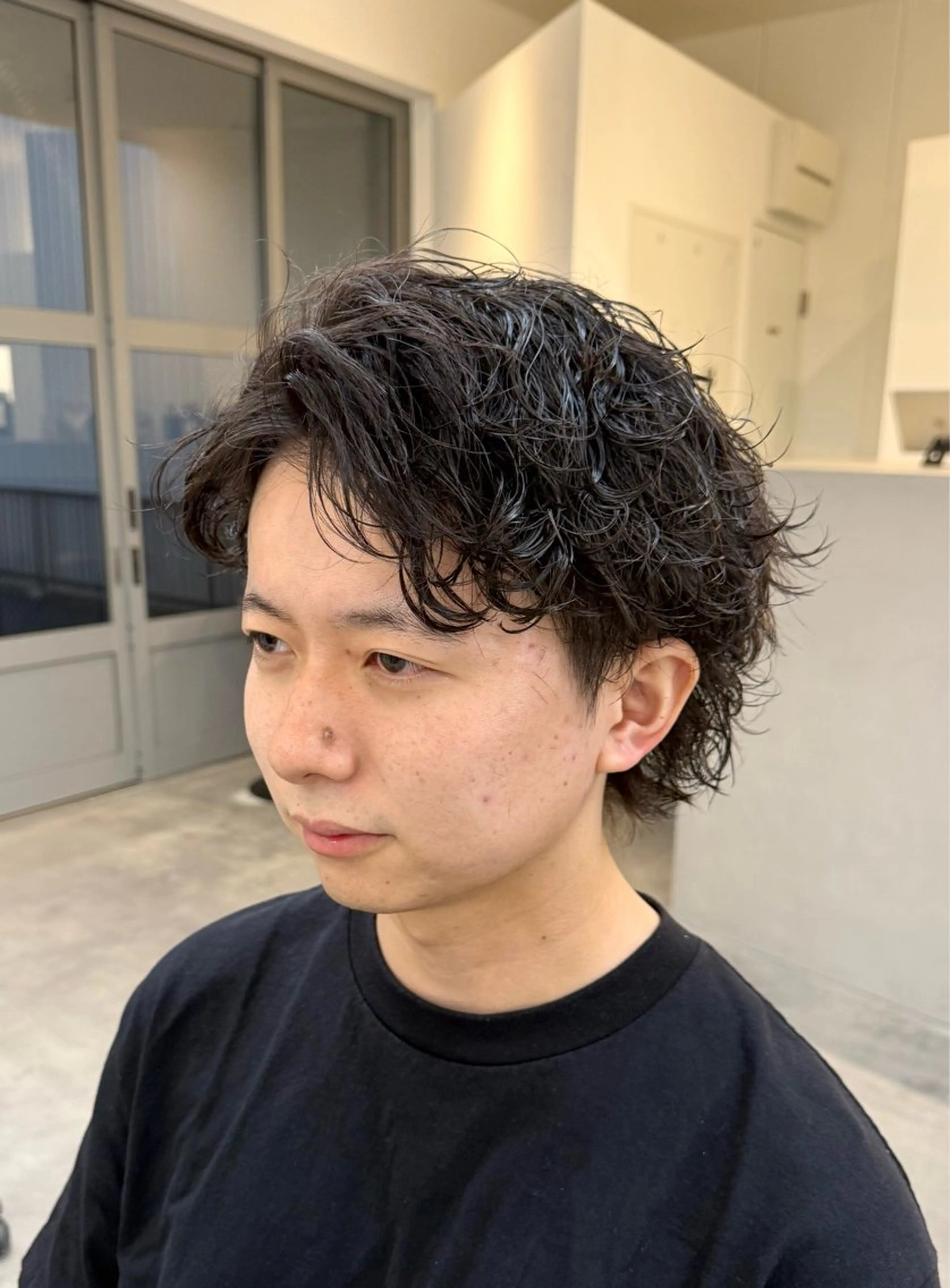 パーマ メンズ センターパート フェザーパーマ メンズ韓国風 メンズパーマ スパイキーショート 古賀 雄大のヘアスタイル