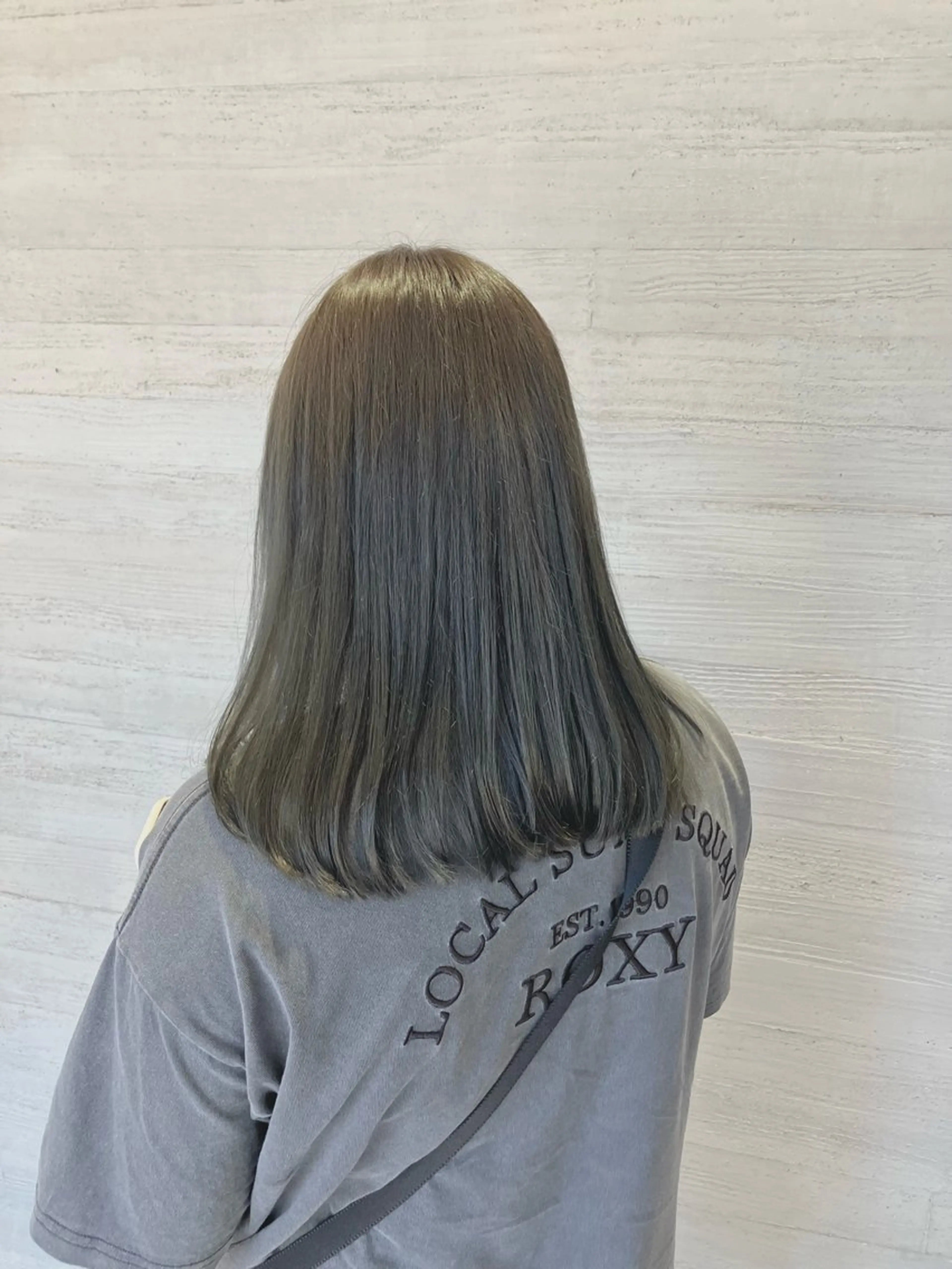 ミディアム カラー グレージュ オリーブグレージュ オリーブグレー サキ🤍ハイトーン 🩰くびれ巻きヘアのヘアスタイル