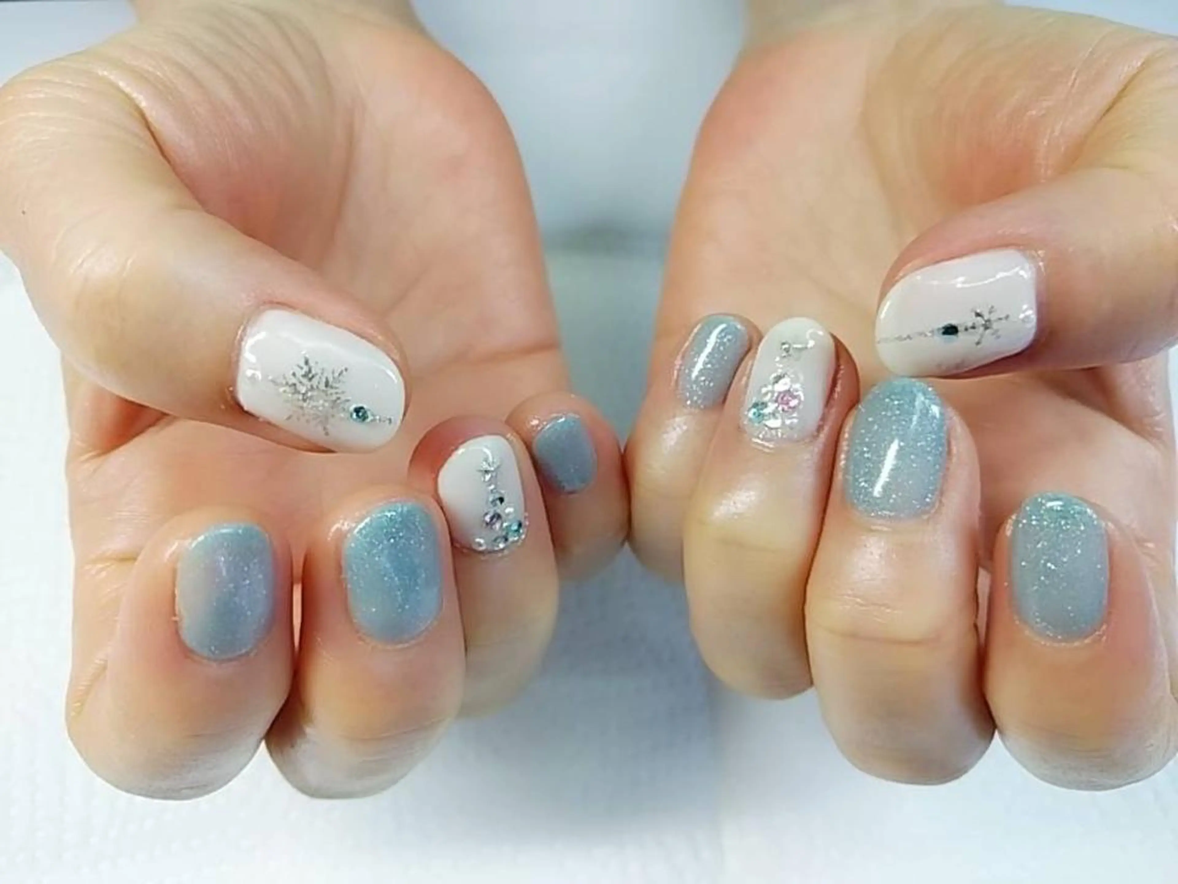 ネイル ブルー 冬ネイル クリスマス ハンドネイル ハンドケア プライベートサロン RosyLily所属・プライベートサロン Rosy Lilyのネイルデザイン