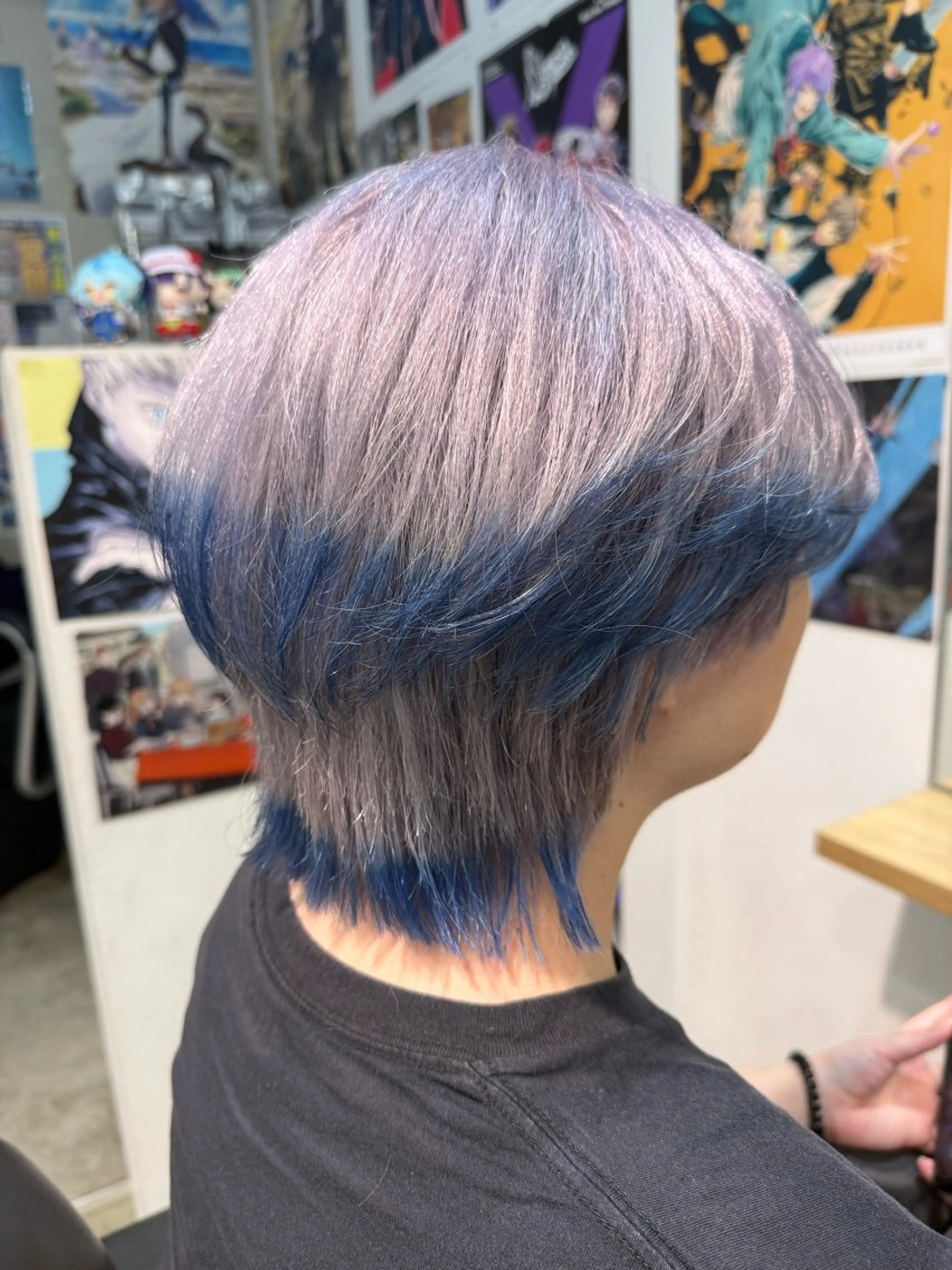 セミロング カラー ブリーチ ブルーカラー ケアブリーチ シルバー ウルフカット ヘアカラー トリートメント インナーカラー/推し ウルフ/アニメカラーのヘアスタイル