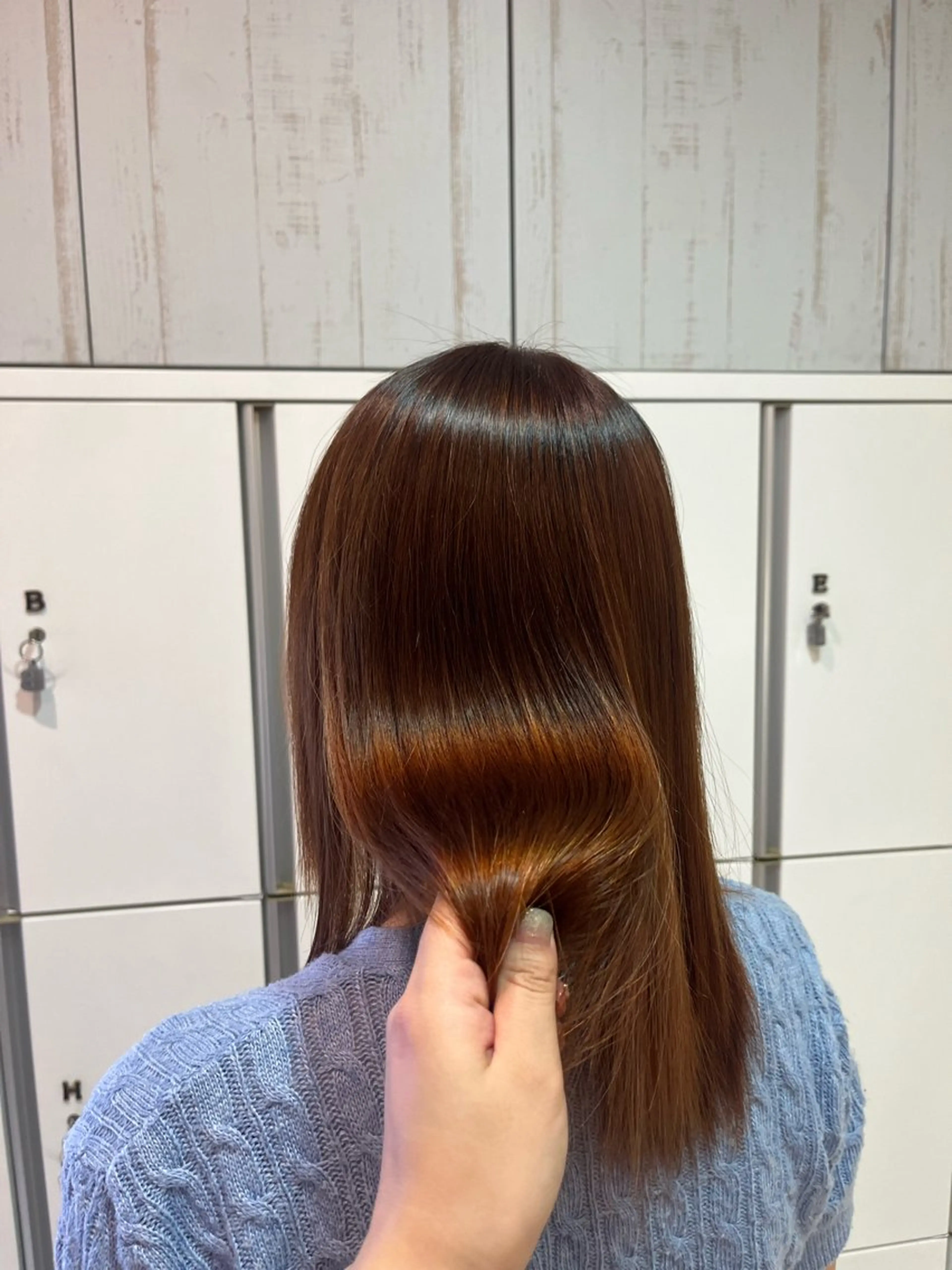 セミロング パーマ 縮毛矯正 垢抜けカラー/オリー ブ系/フェミニン/鏡のヘアスタイル
