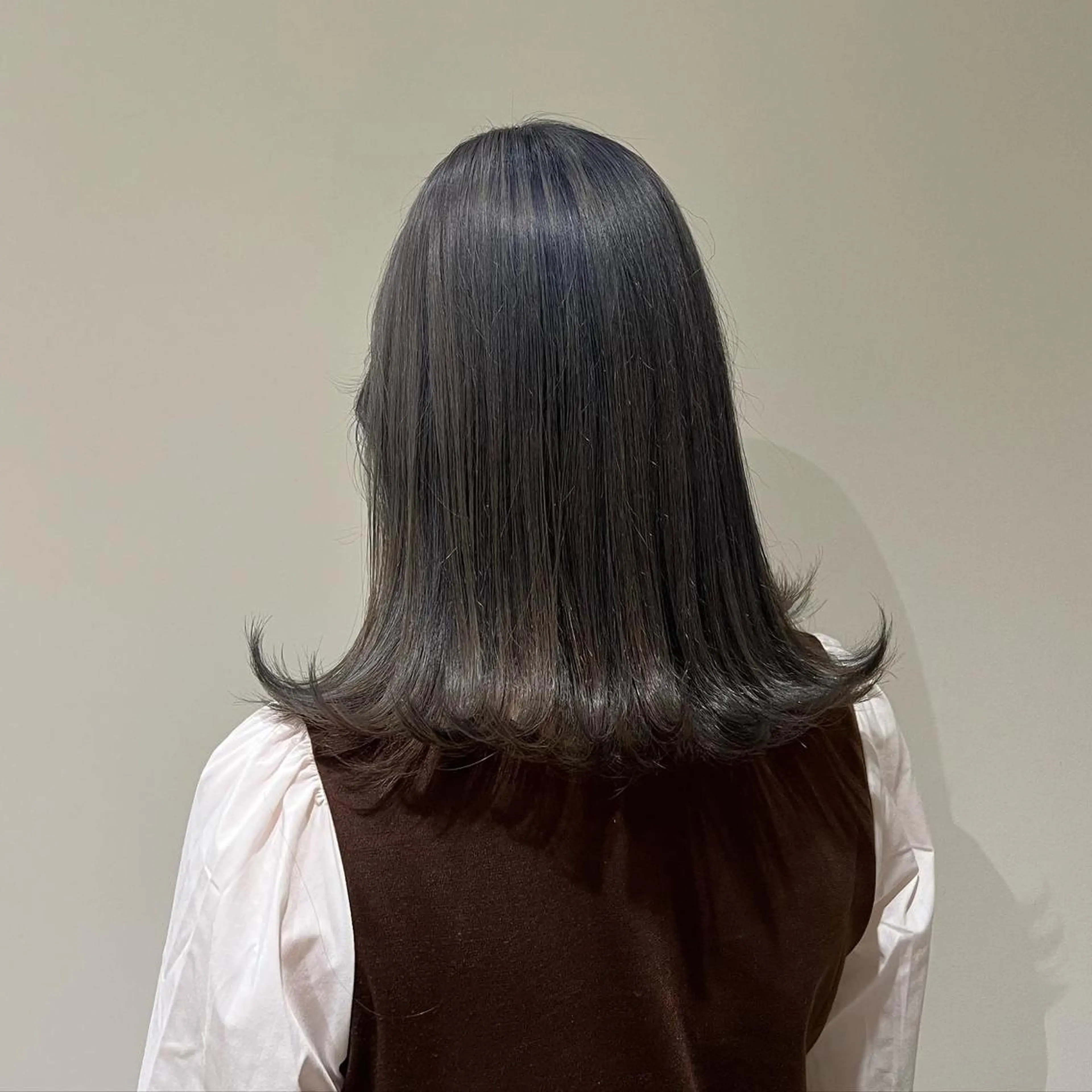 ミディアム カラー ブルーカラー ブルーグレー WHITE EYE 和歌山 眉毛とまつ毛の専門店所属・福家 実輝のマツエク・マツパデザイン