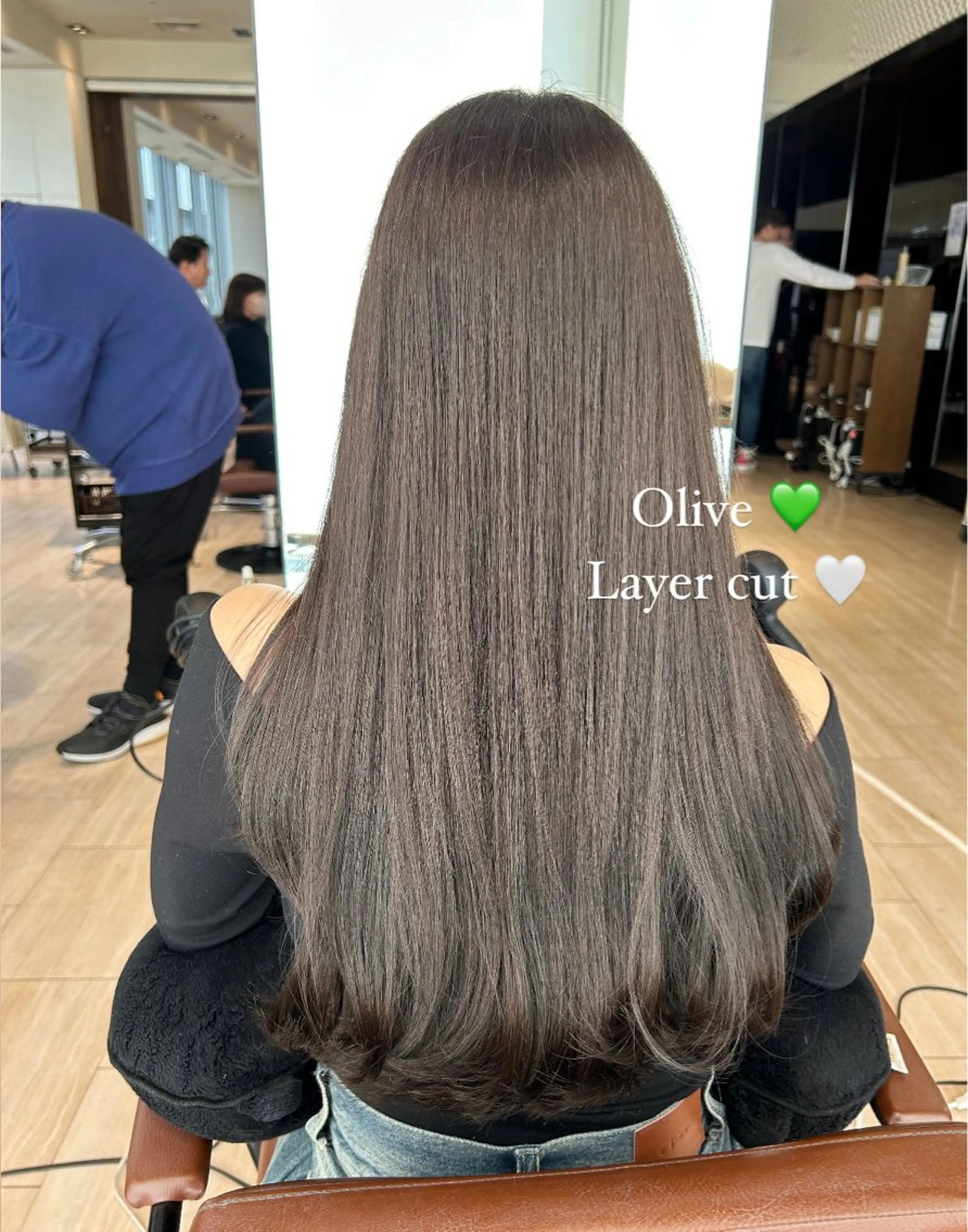 ロング カラー 透明感カラー オリーブカラー レイヤーカット ローレイヤー カット ヘアカラー トリートメント 🍼顔周りカット/ レイヤー/小川華奈のヘアスタイル