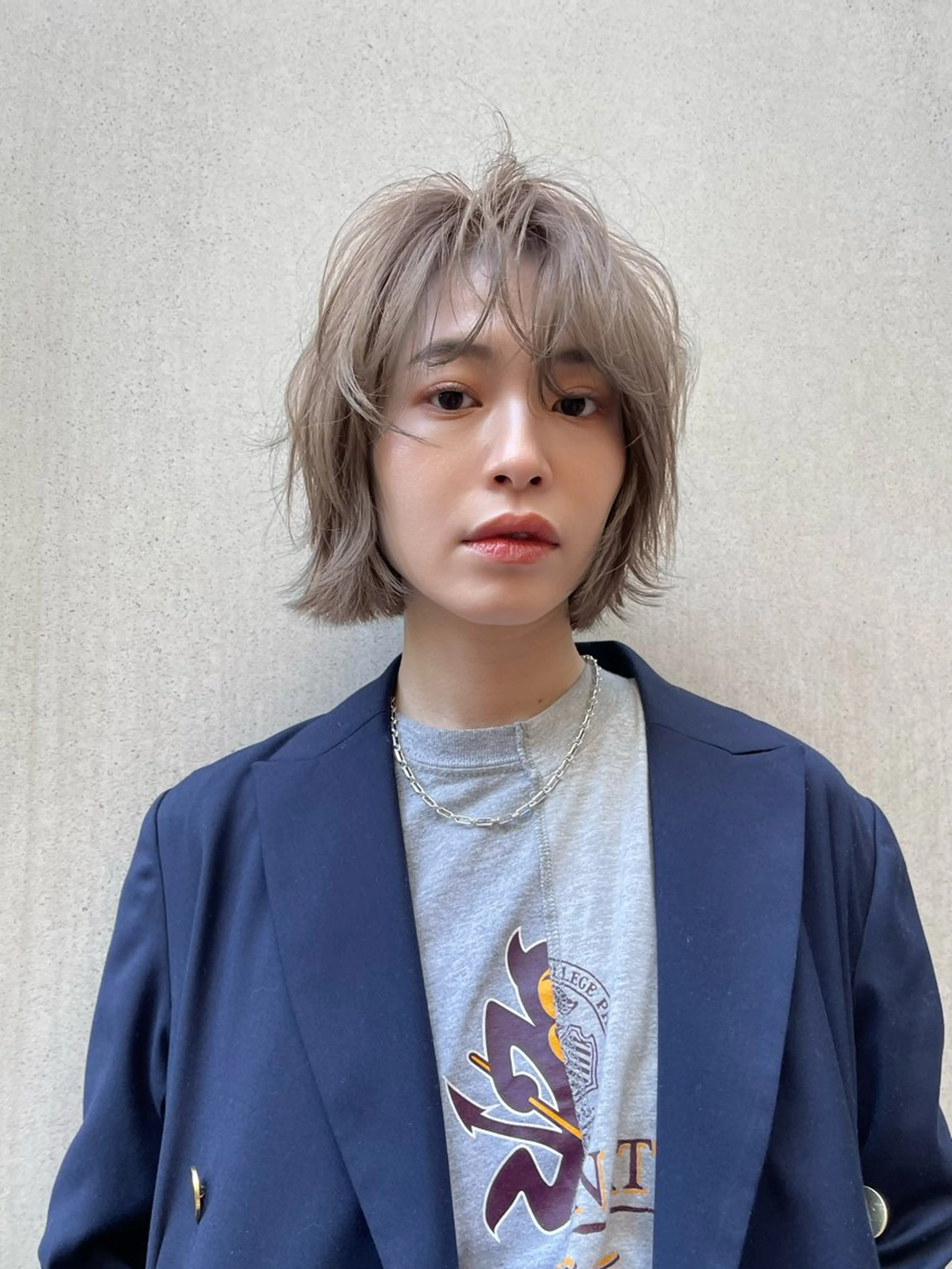 ショート カラー ダブルカラー インナーカラー くびれヘア 斜めバング かきあげバング ヘアカラー トリートメント ニュアンスレイヤー ハイトーンカラーのヘアスタイル